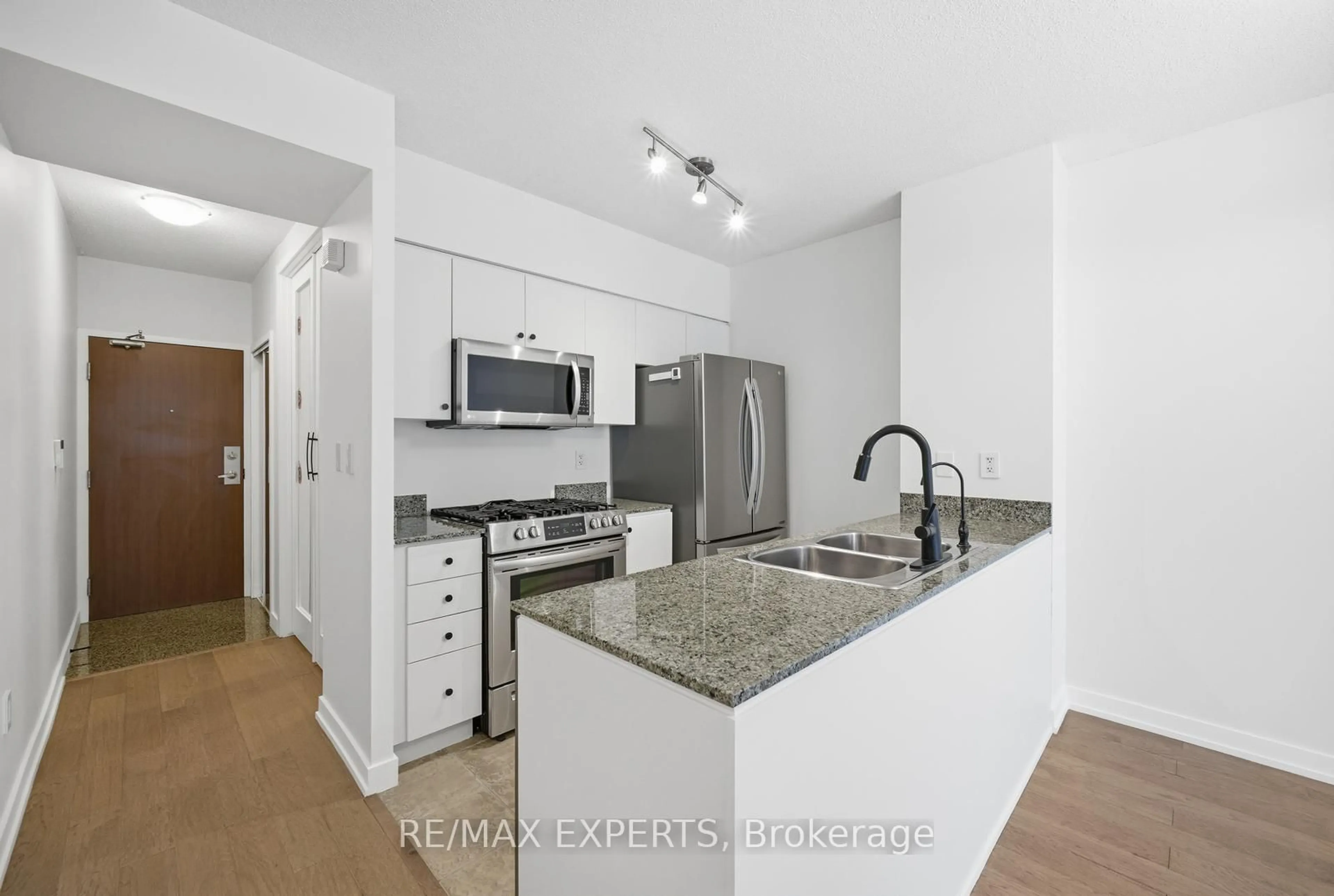 Standard kitchen, unknown for 35 Mariner Terr #3202, Toronto Ontario M5V 3V9