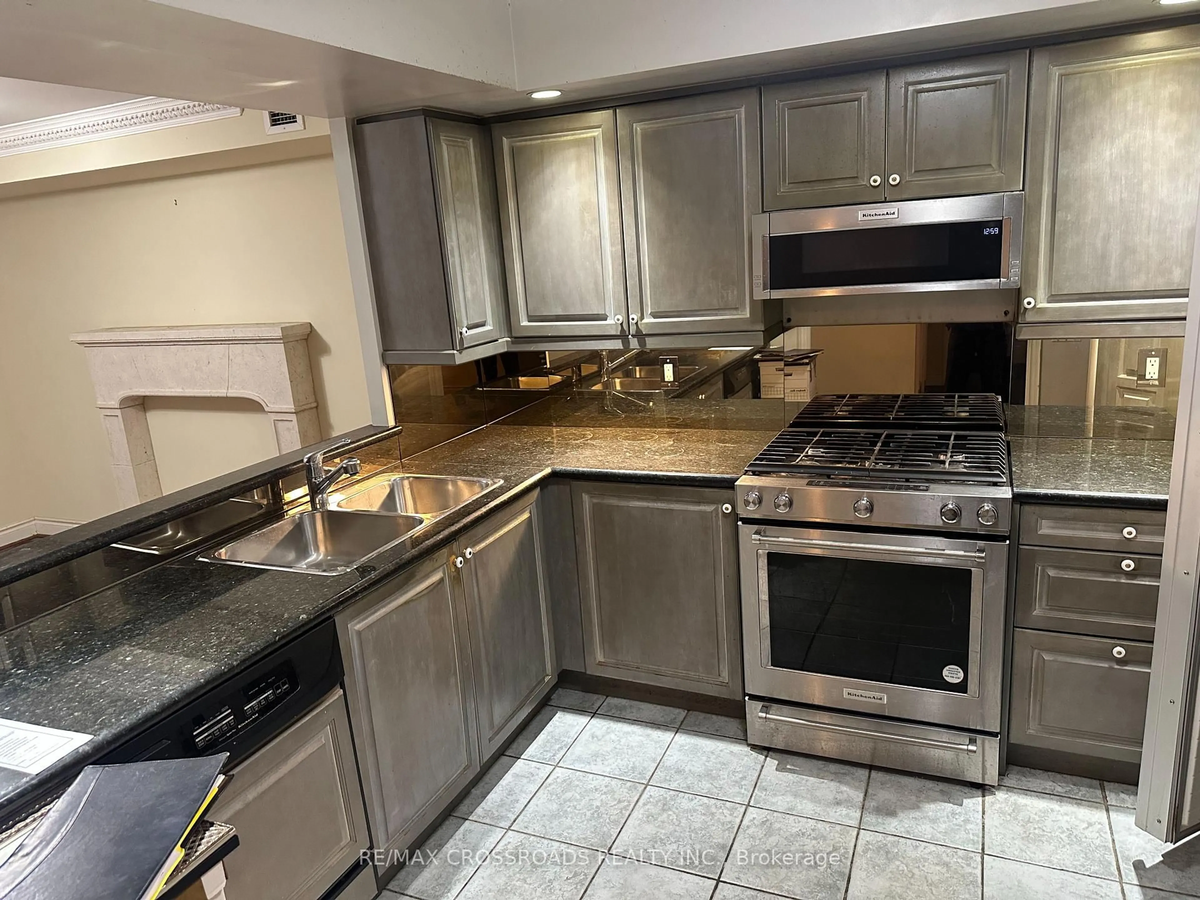 Standard kitchen, ceramic/tile floor for 3600 Yonge St #737, Toronto Ontario M4N 2N6