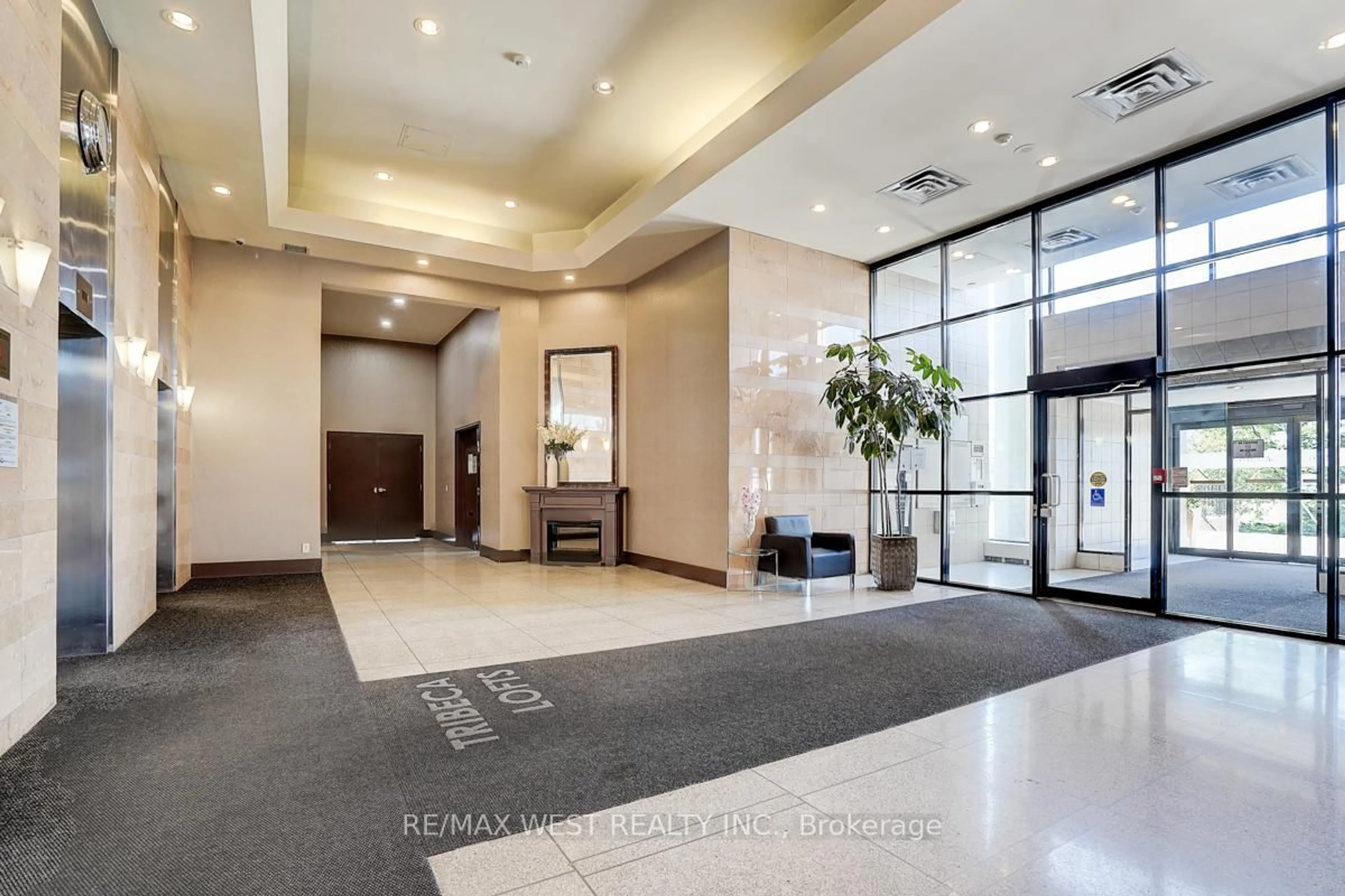 Indoor foyer for 797 Don Mills Rd #1001, Toronto Ontario M3C 1V1