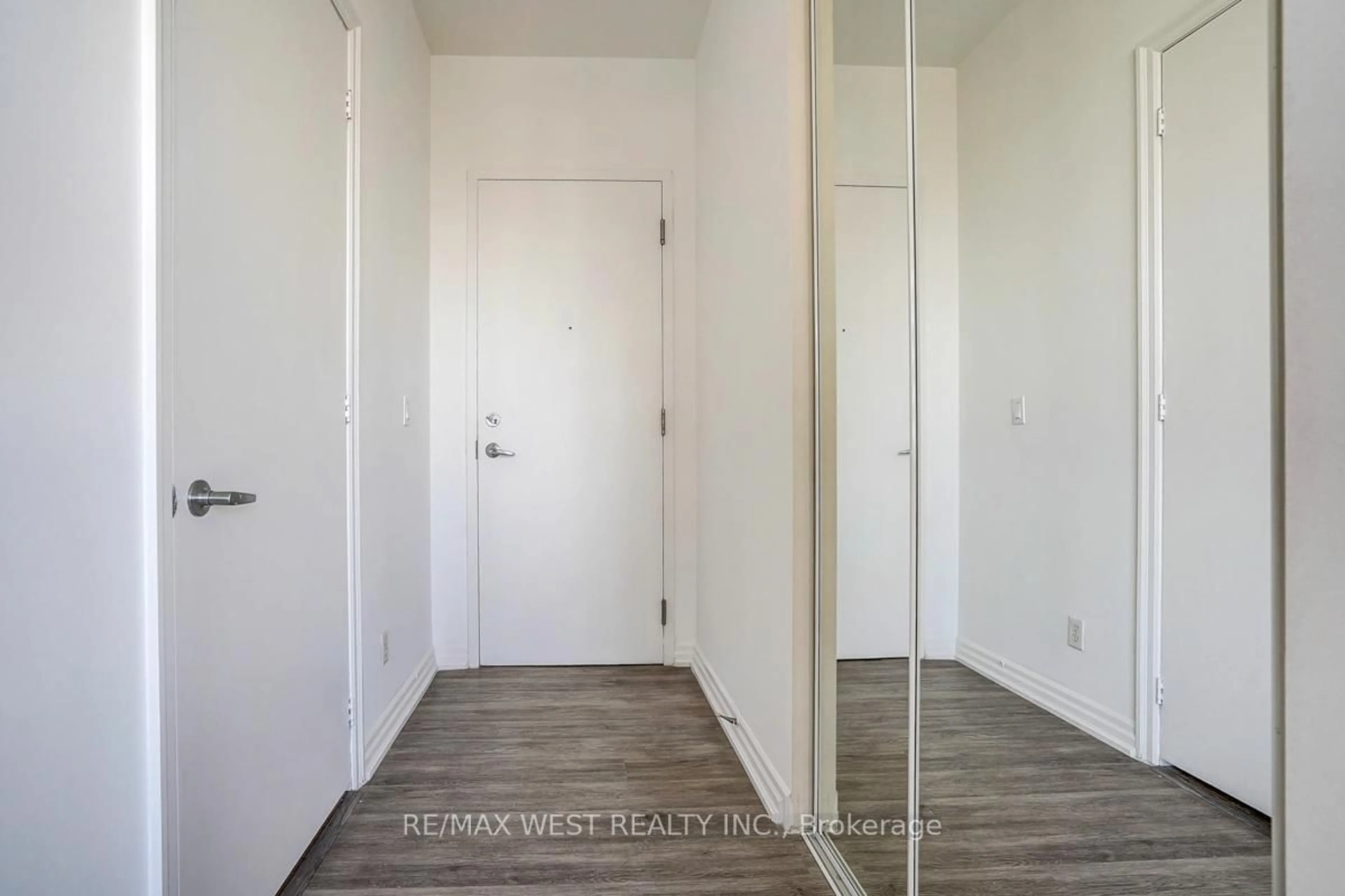 Indoor entryway for 797 Don Mills Rd #1001, Toronto Ontario M3C 1V1