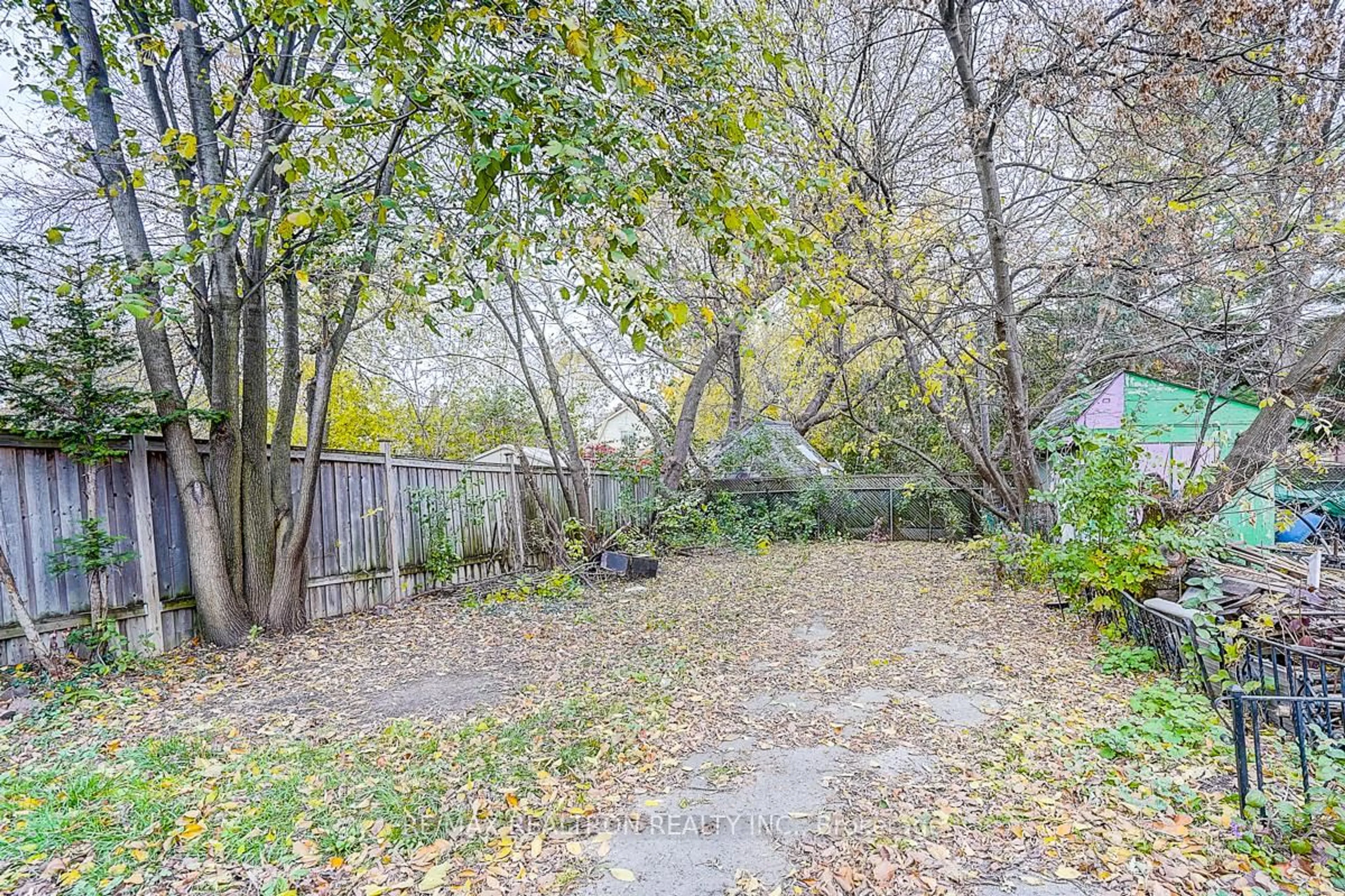 Patio, forest/trees view for 34 Patricia Ave, Toronto Ontario M2M 1H8