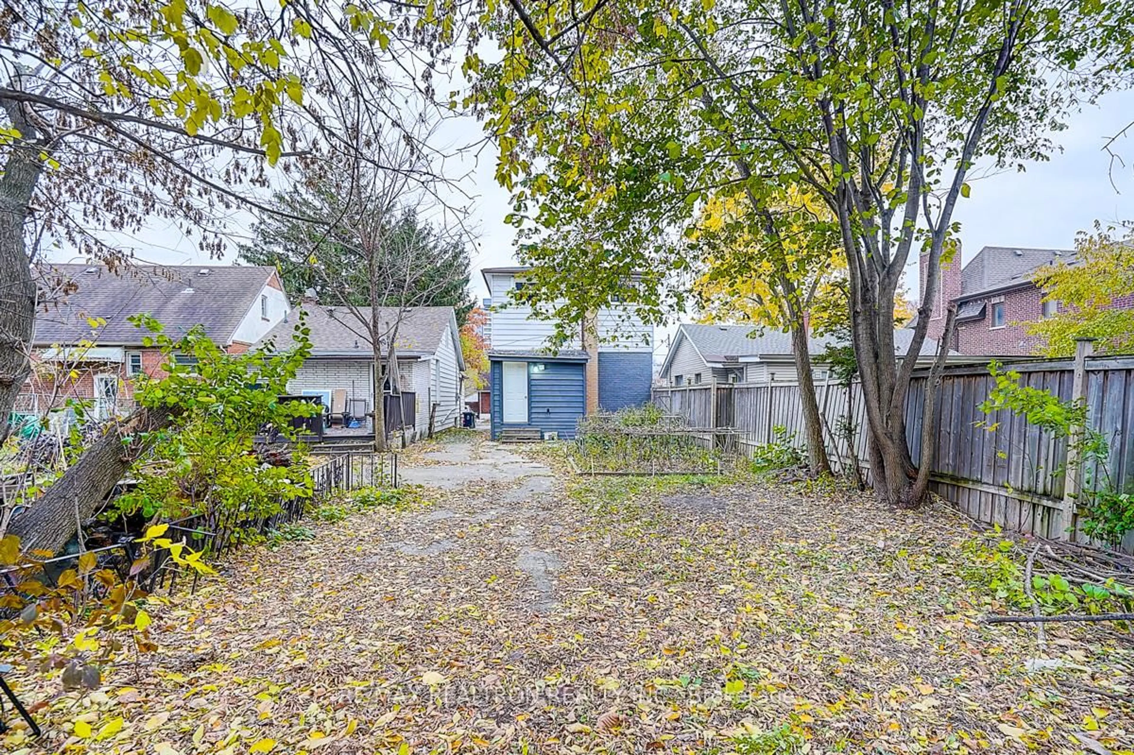 A pic from outside/outdoor area/front of a property/back of a property/a pic from drone, street for 34 Patricia Ave, Toronto Ontario M2M 1H8