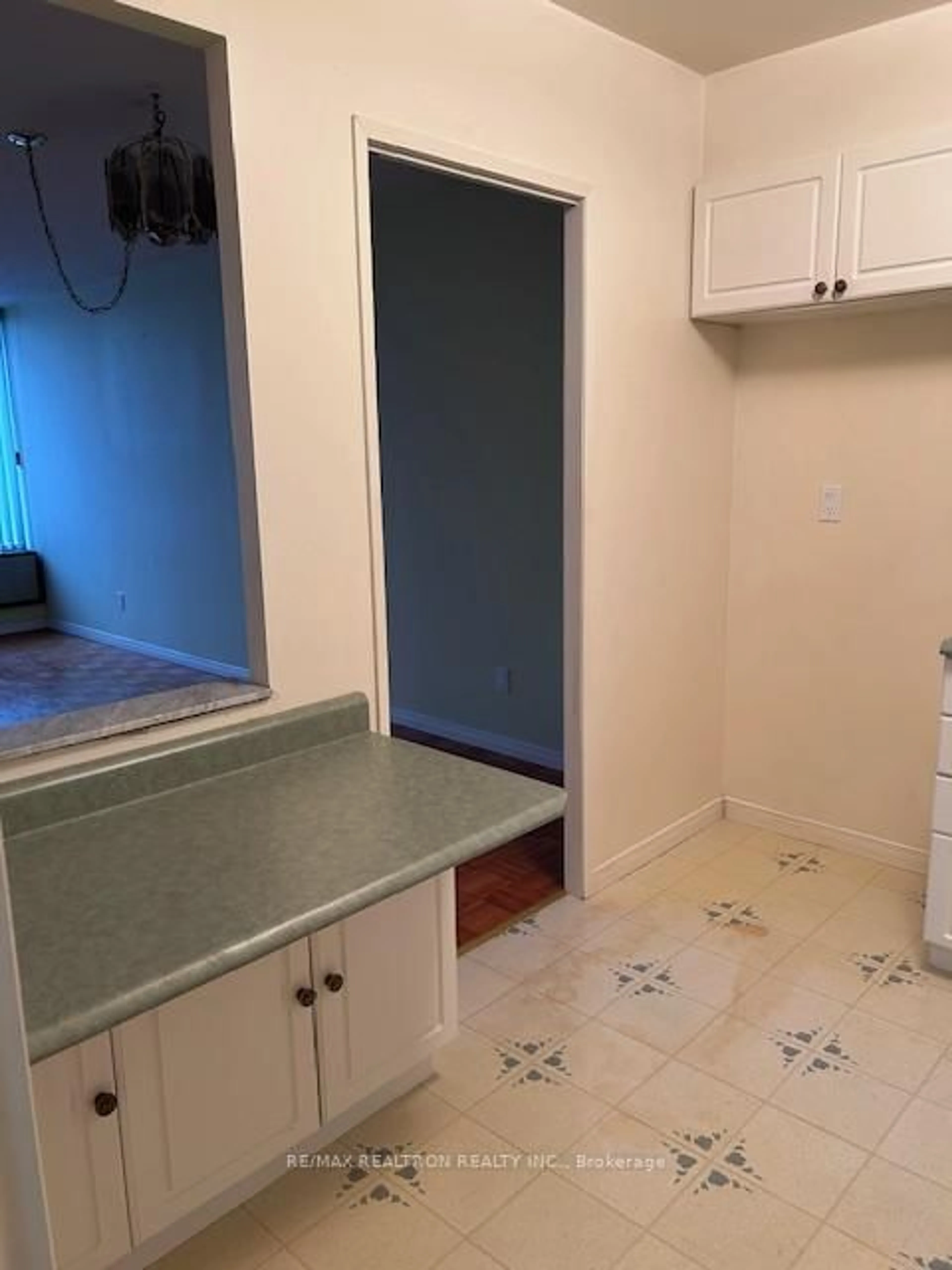 Unknown for 10 Fashion Roseway #507, Toronto Ontario M2N 6B6