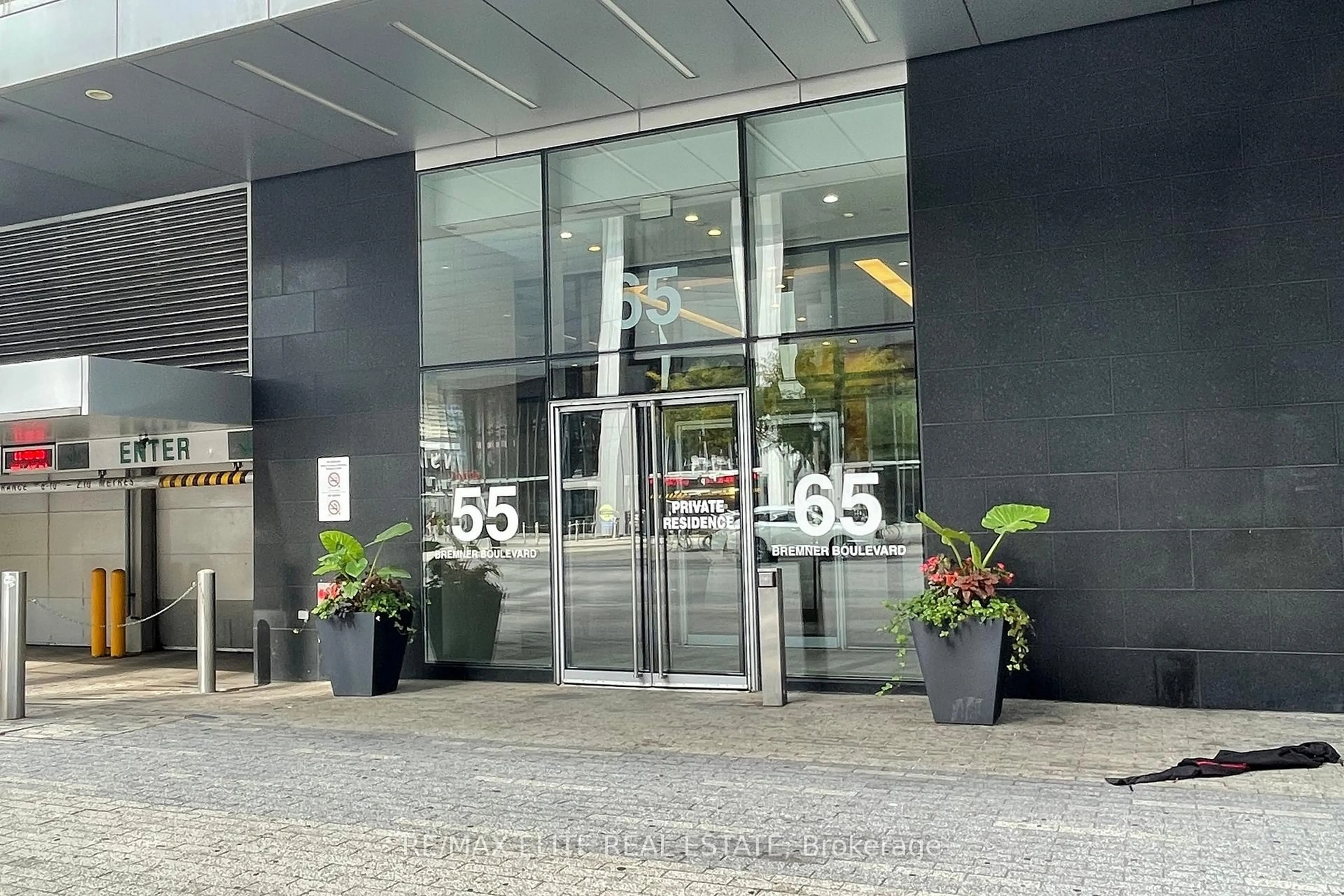 Indoor foyer for 65 Bremner Blvd #2208, Toronto Ontario M5J 0A7