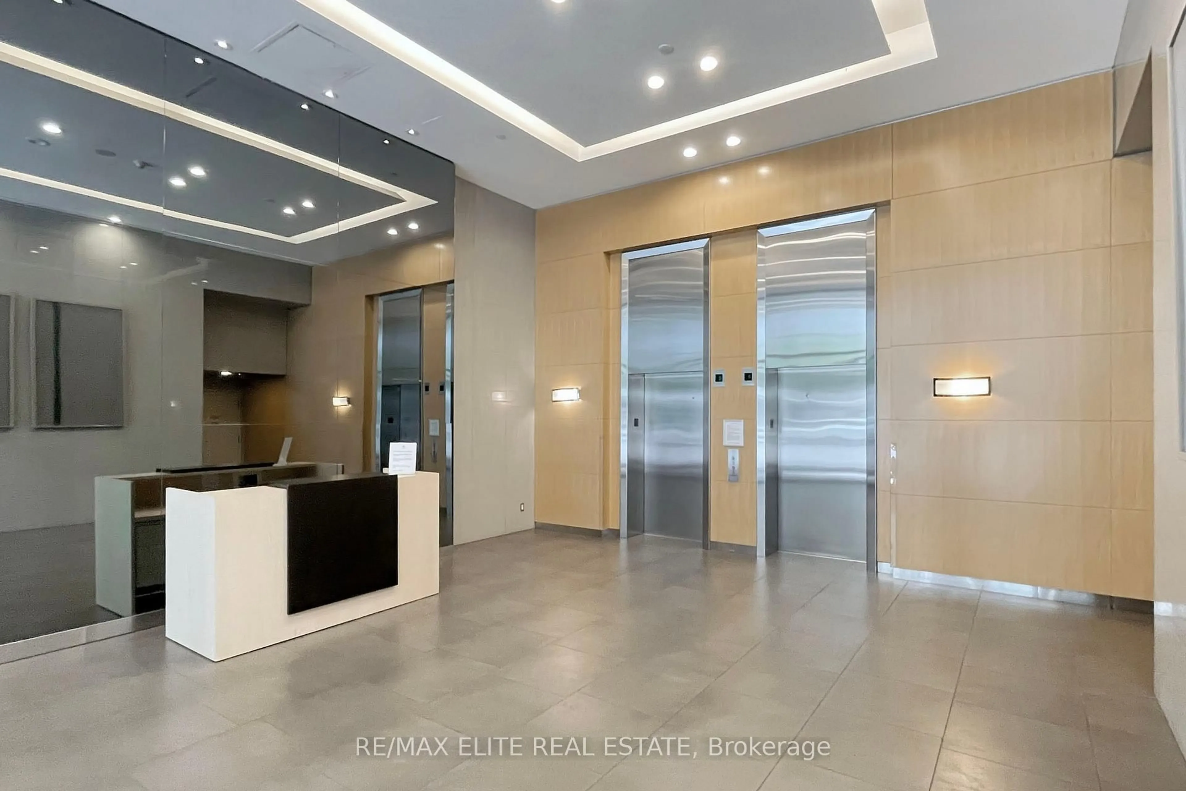 Indoor foyer for 65 Bremner Blvd #2208, Toronto Ontario M5J 0A7