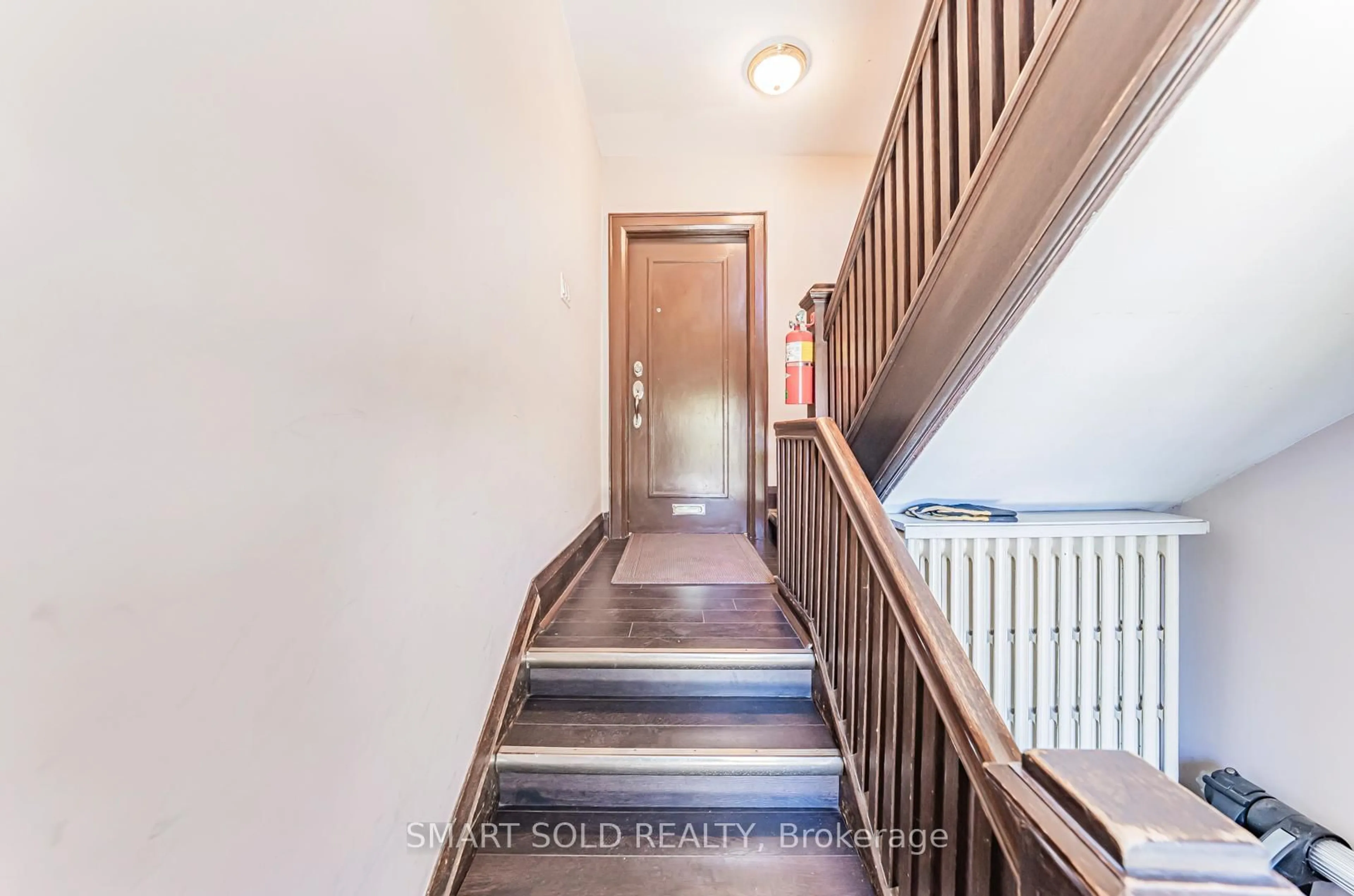 Stairs for 889 Avenue Rd, Toronto Ontario M5P 2K7