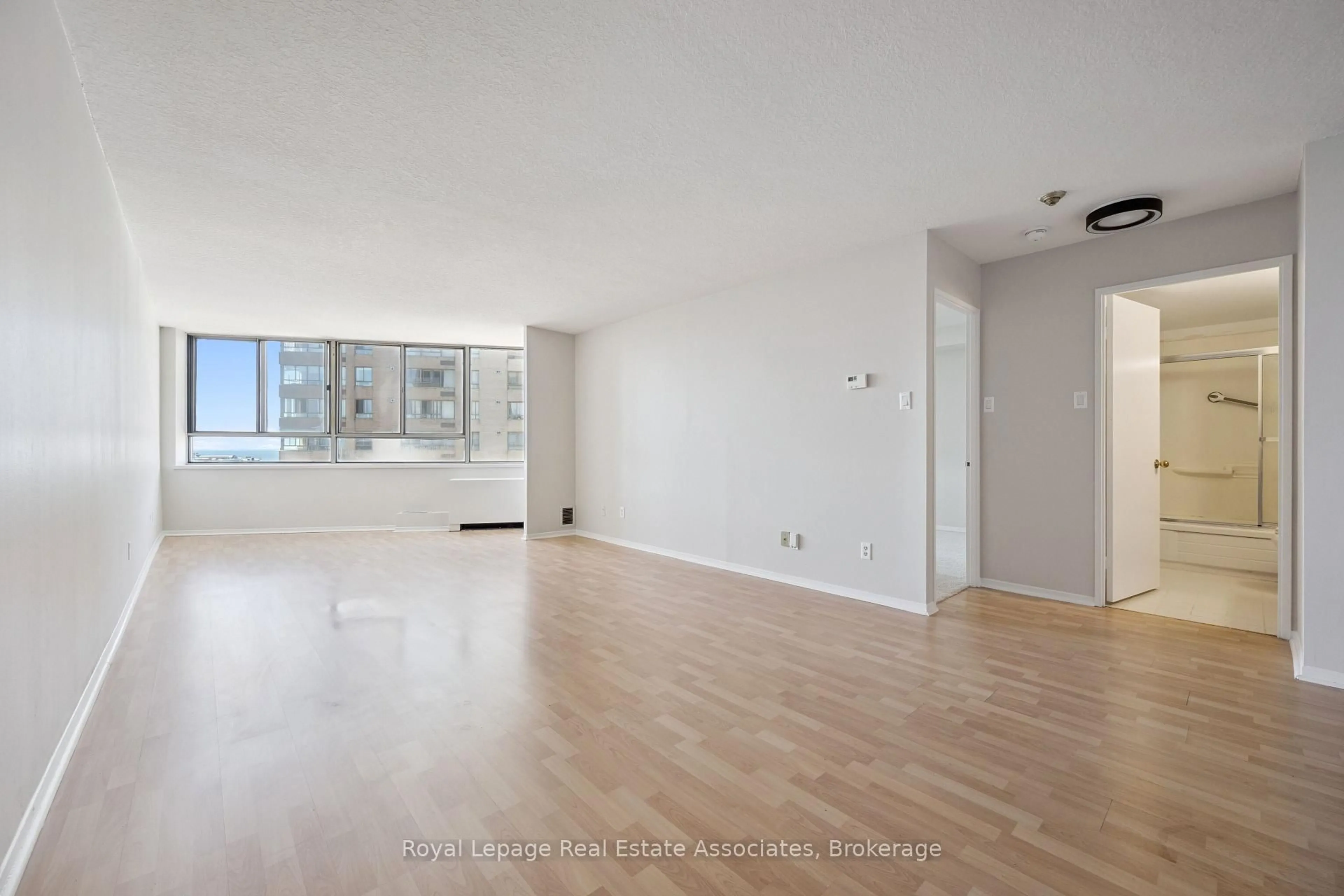 A pic of a room for 260 Queens Quay #1004, Toronto Ontario M5J 2N3