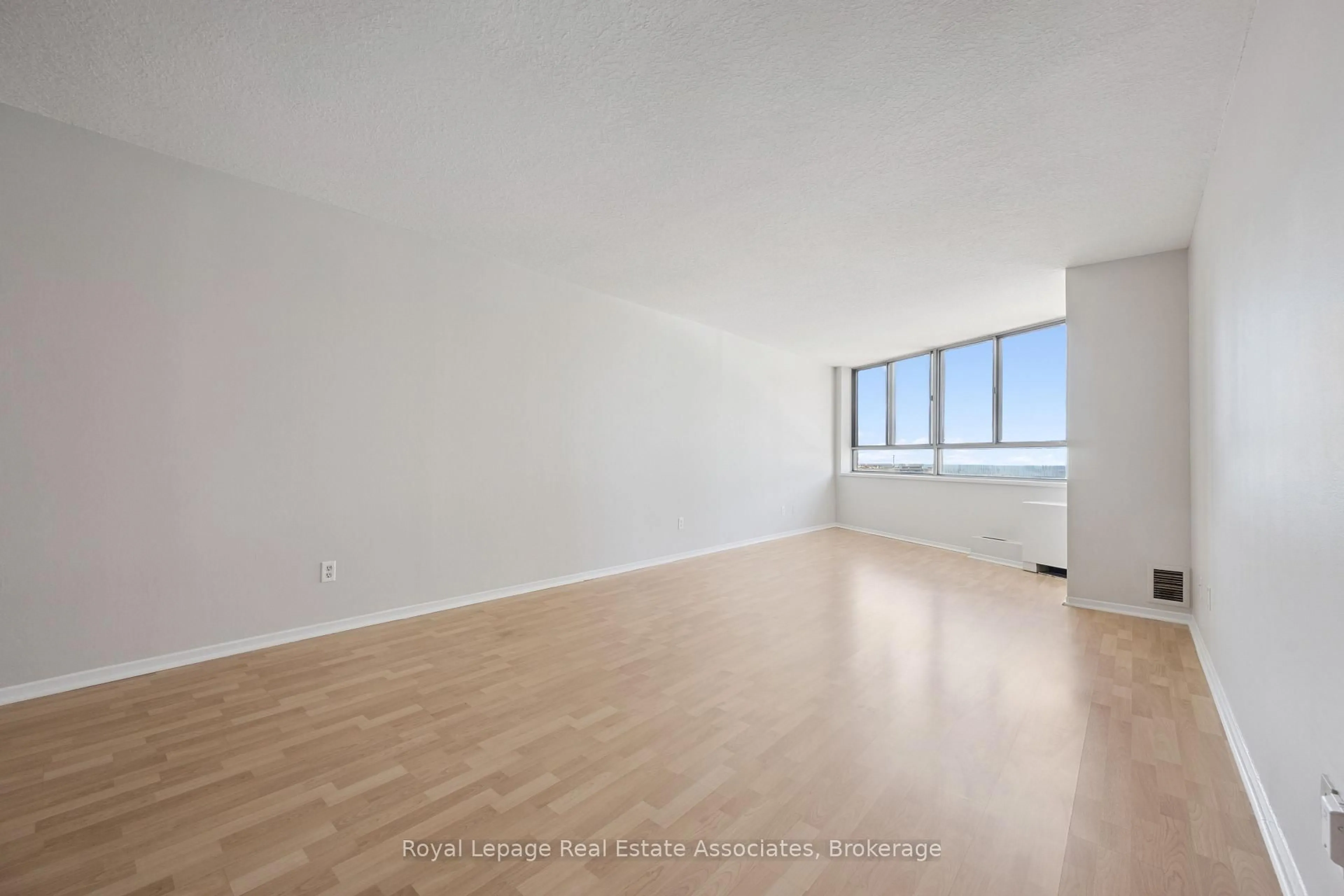 A pic of a room for 260 Queens Quay #1004, Toronto Ontario M5J 2N3