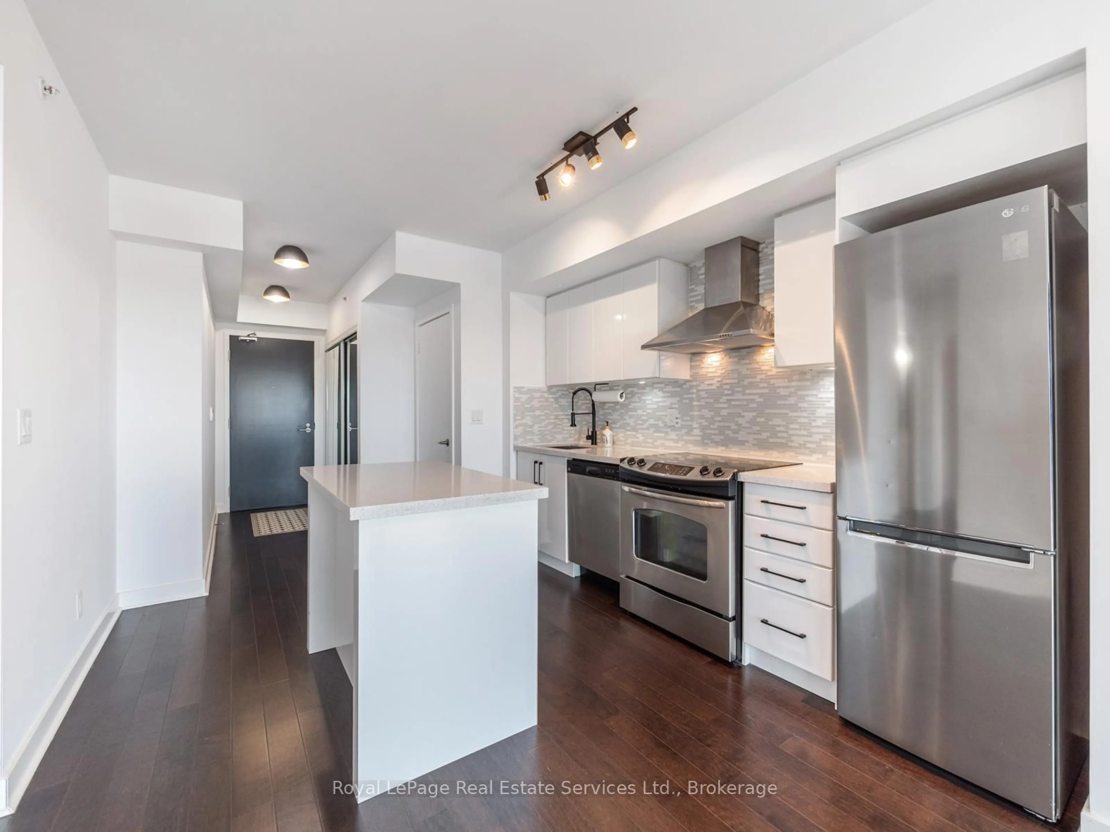 Open concept kitchen, wood/laminate floor for 58 Orchard View Blvd #1711, Toronto Ontario M4R 0A2
