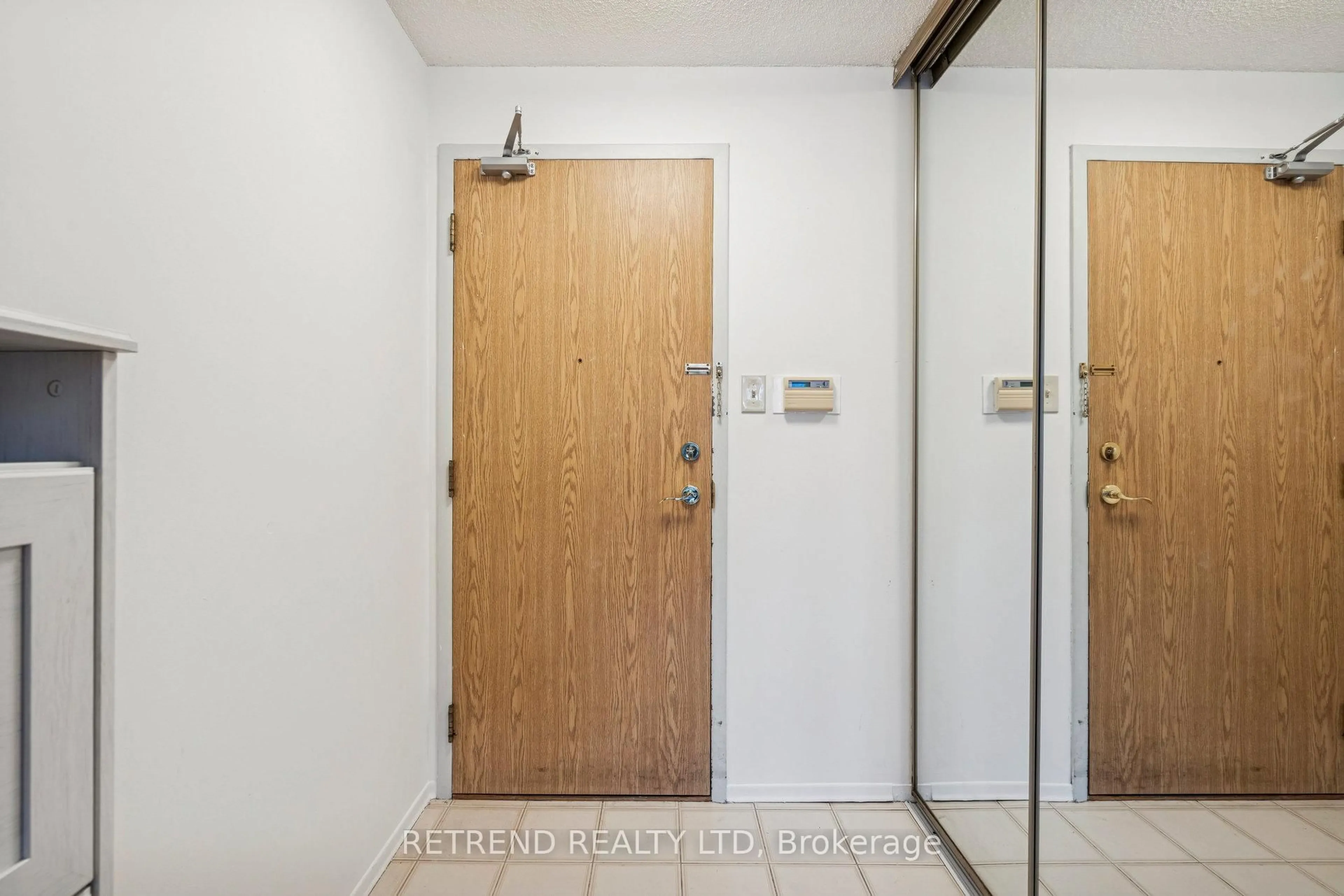 Indoor entryway for 1101 Steeles Ave #212, Toronto Ontario M2R 3W5