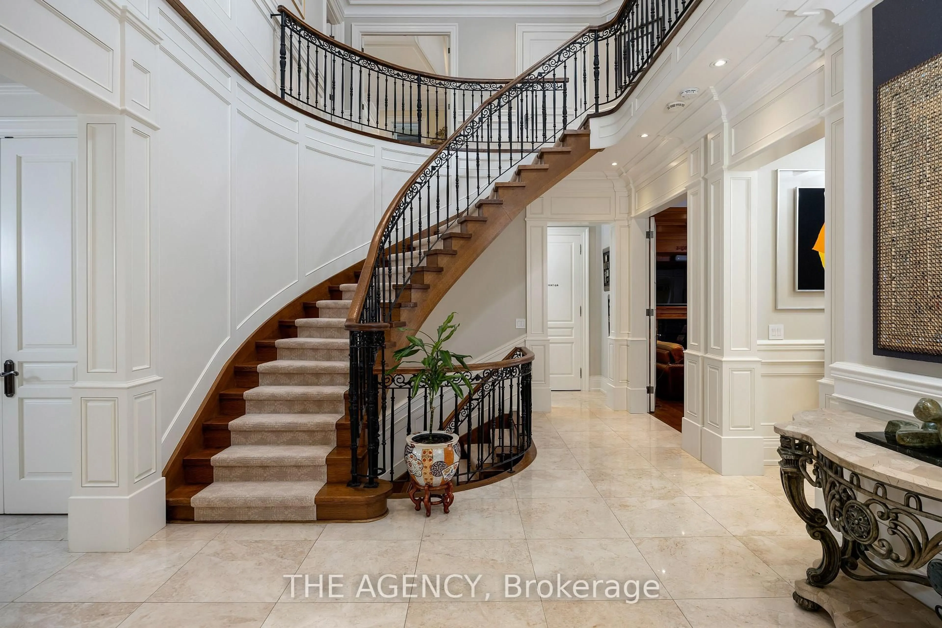 Indoor foyer for 75 Arjay Cres, Toronto Ontario M2L 1C6