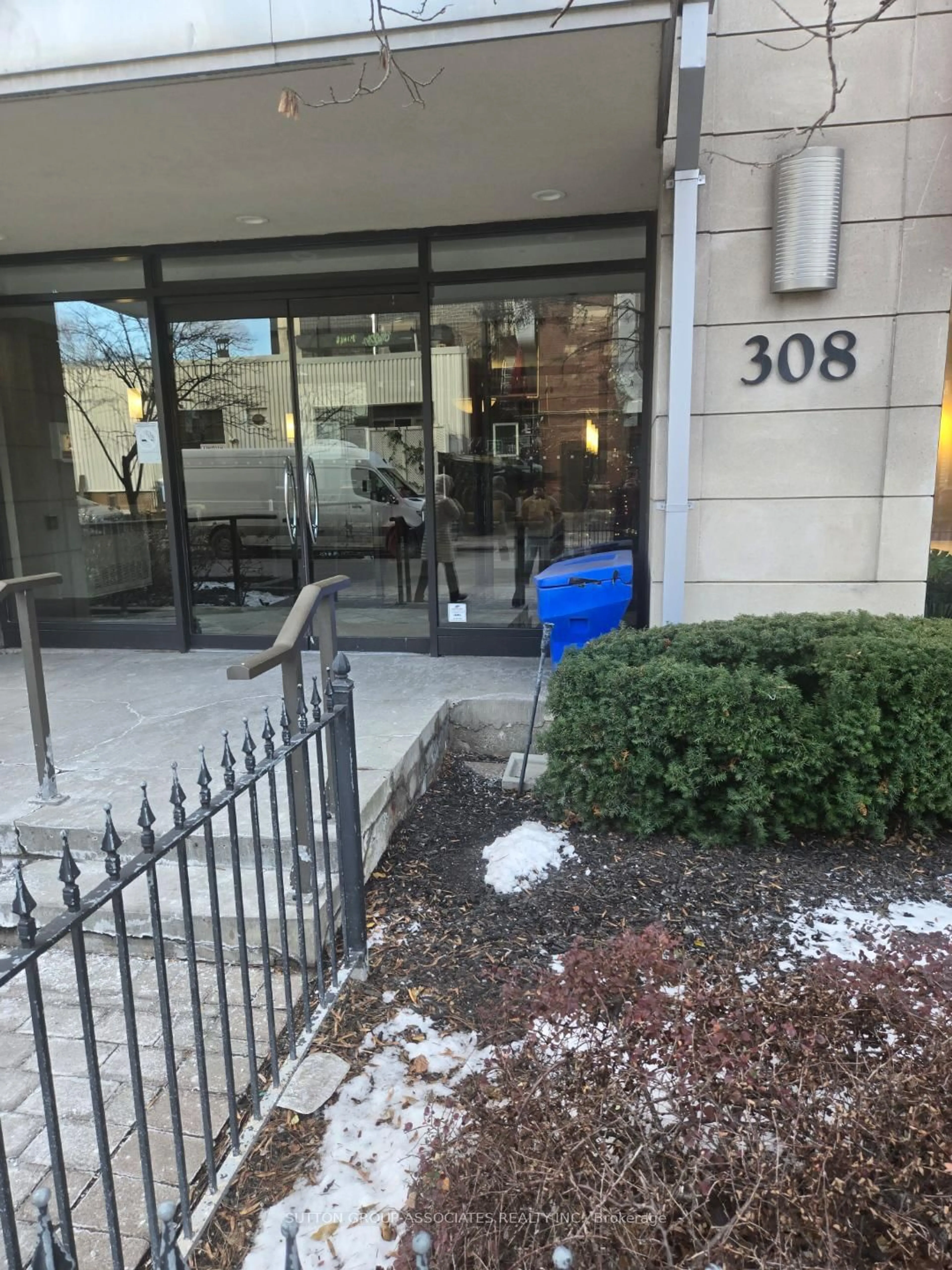 Indoor foyer for 308 Palmerston Ave #519, Toronto Ontario M6J 3X9