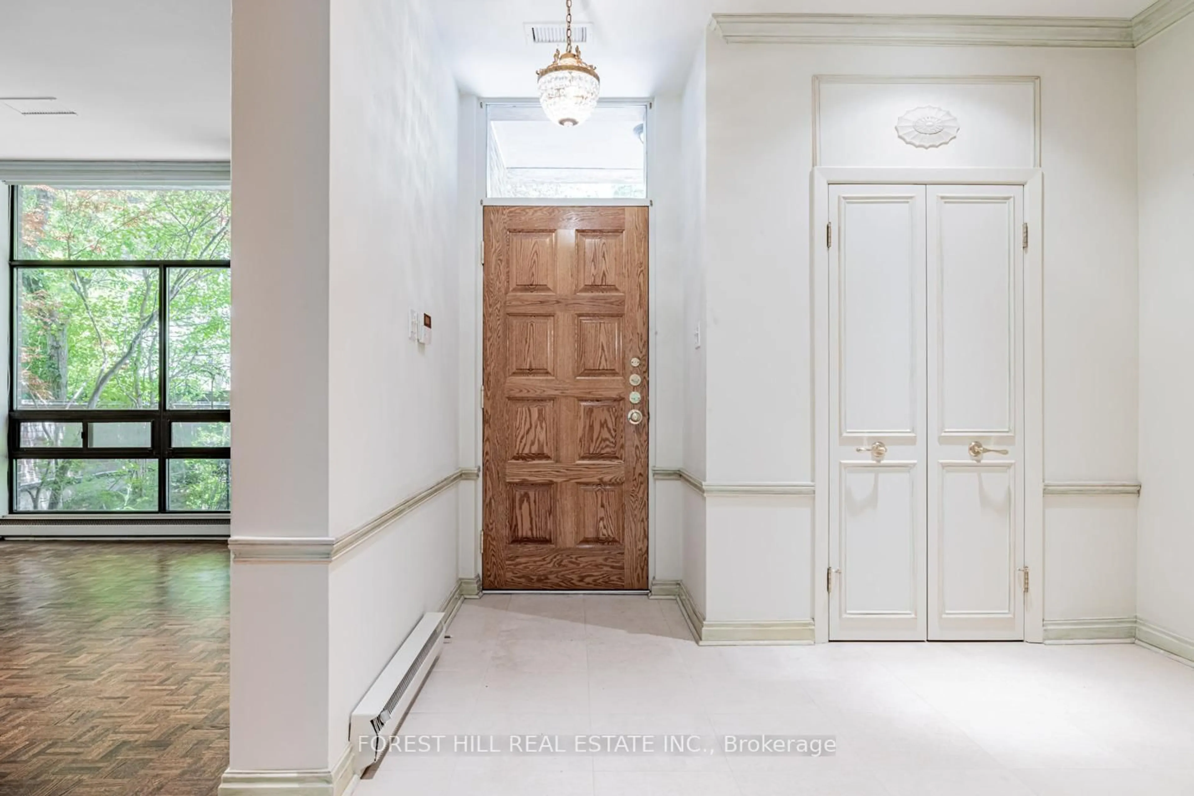 Indoor foyer for 82 Oriole Rd, Toronto Ontario M4V 2G1