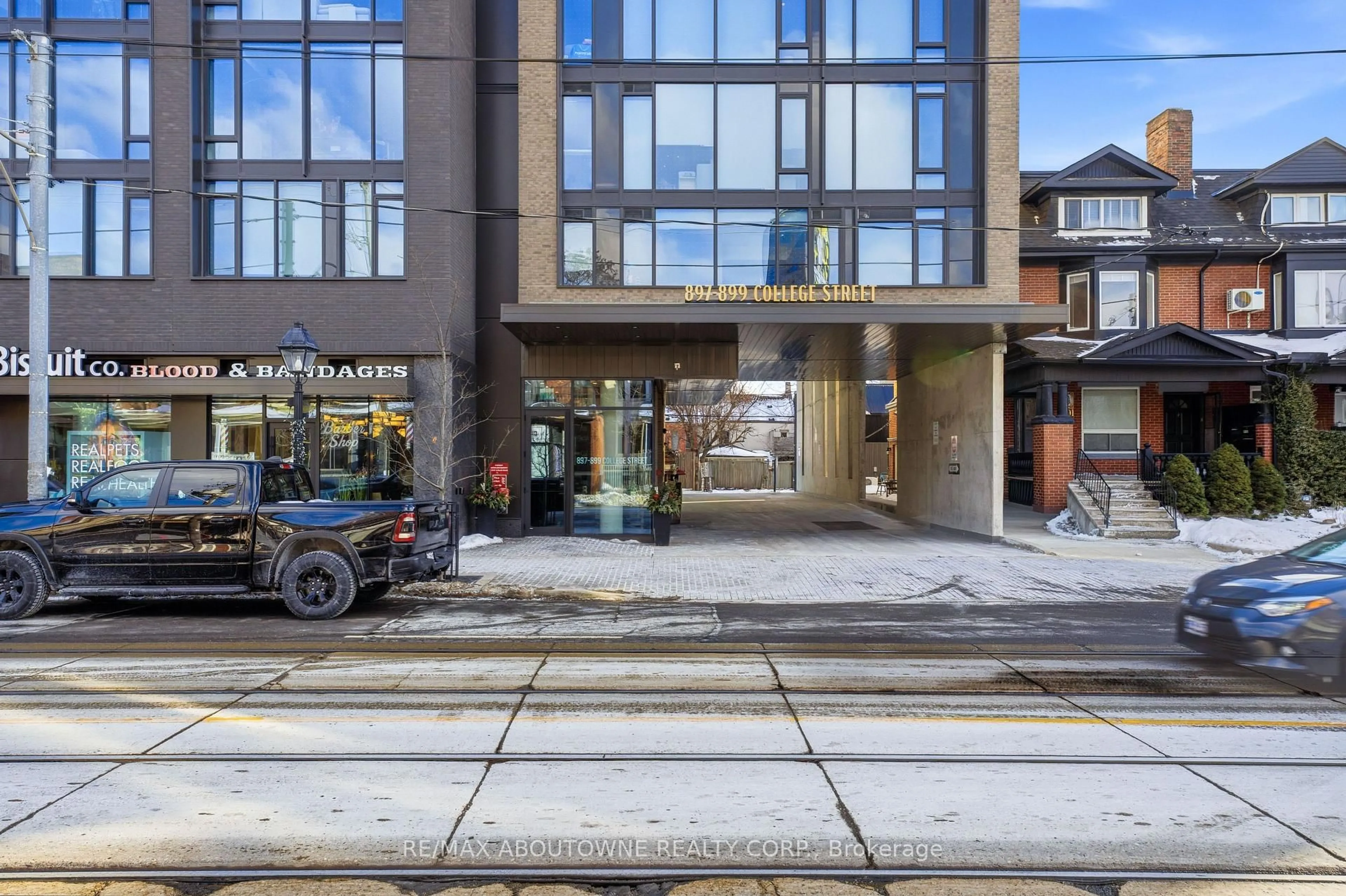 Indoor foyer for 899 College St #PH619, Toronto Ontario M6H 3P7