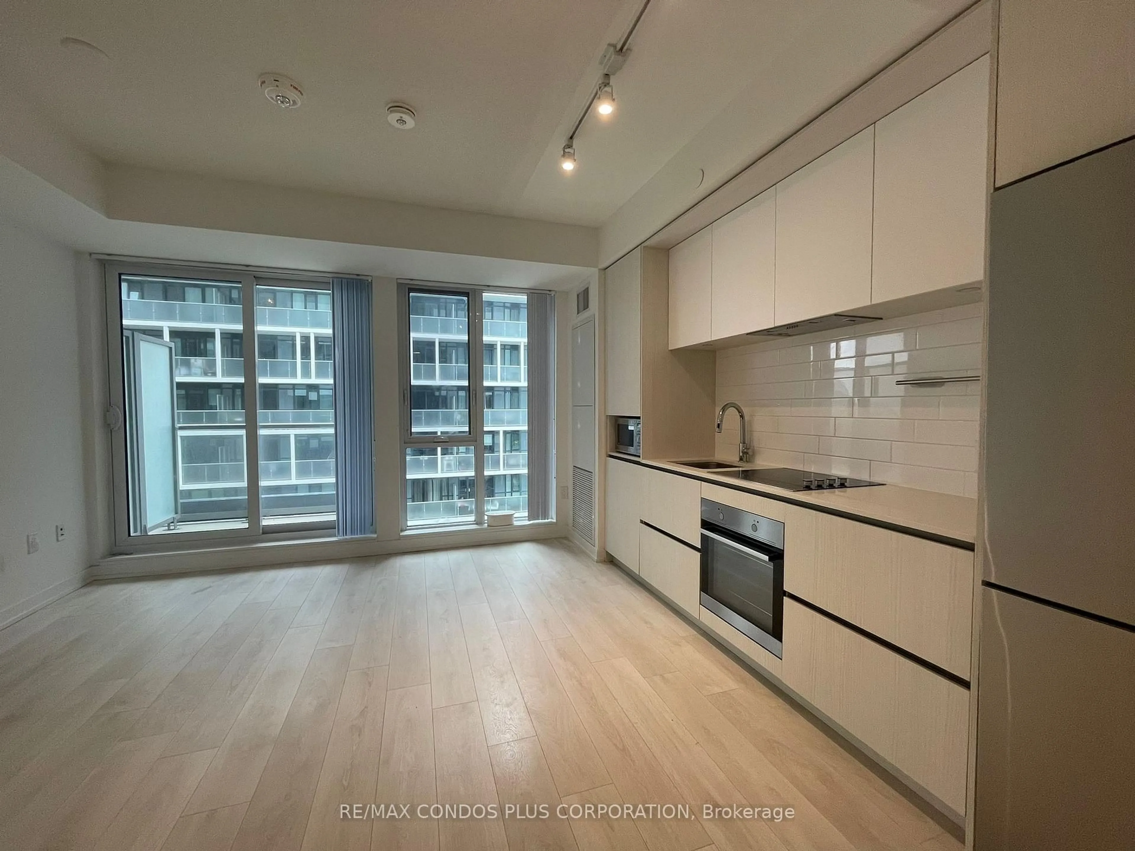Open concept kitchen, wood/laminate floor for 225 Sumach St #702, Toronto Ontario M5A 0P8