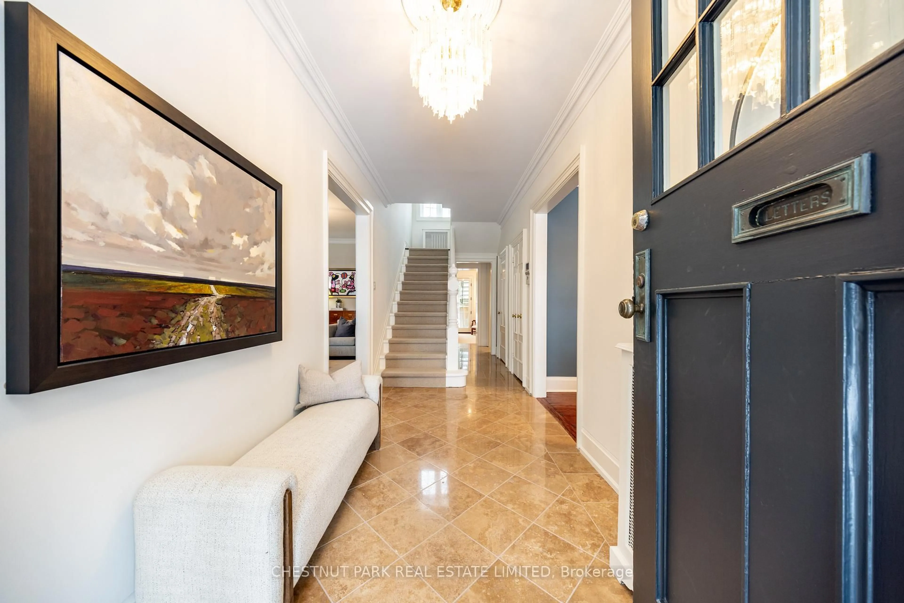 Indoor foyer for 195 Inglewood Dr, Toronto Ontario M4T 1H8