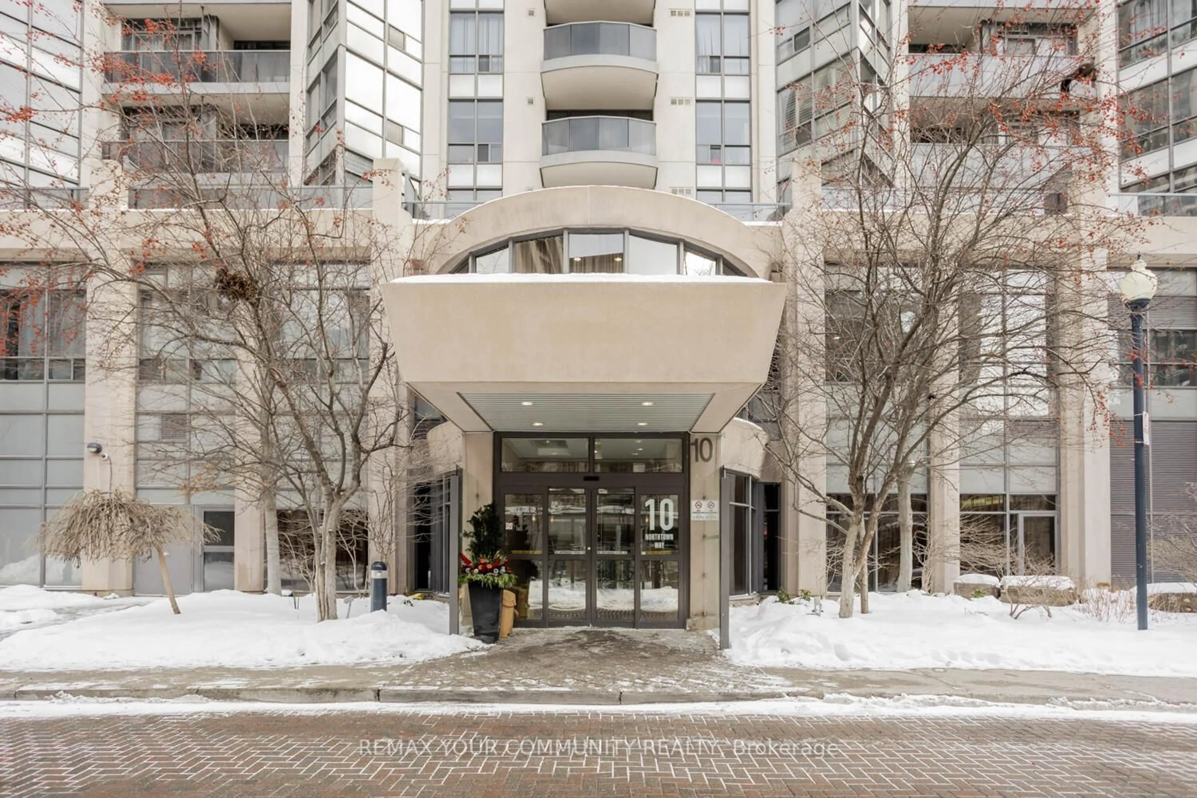 Indoor foyer for 10 Northtown Way #305, Toronto Ontario M2N 7L4