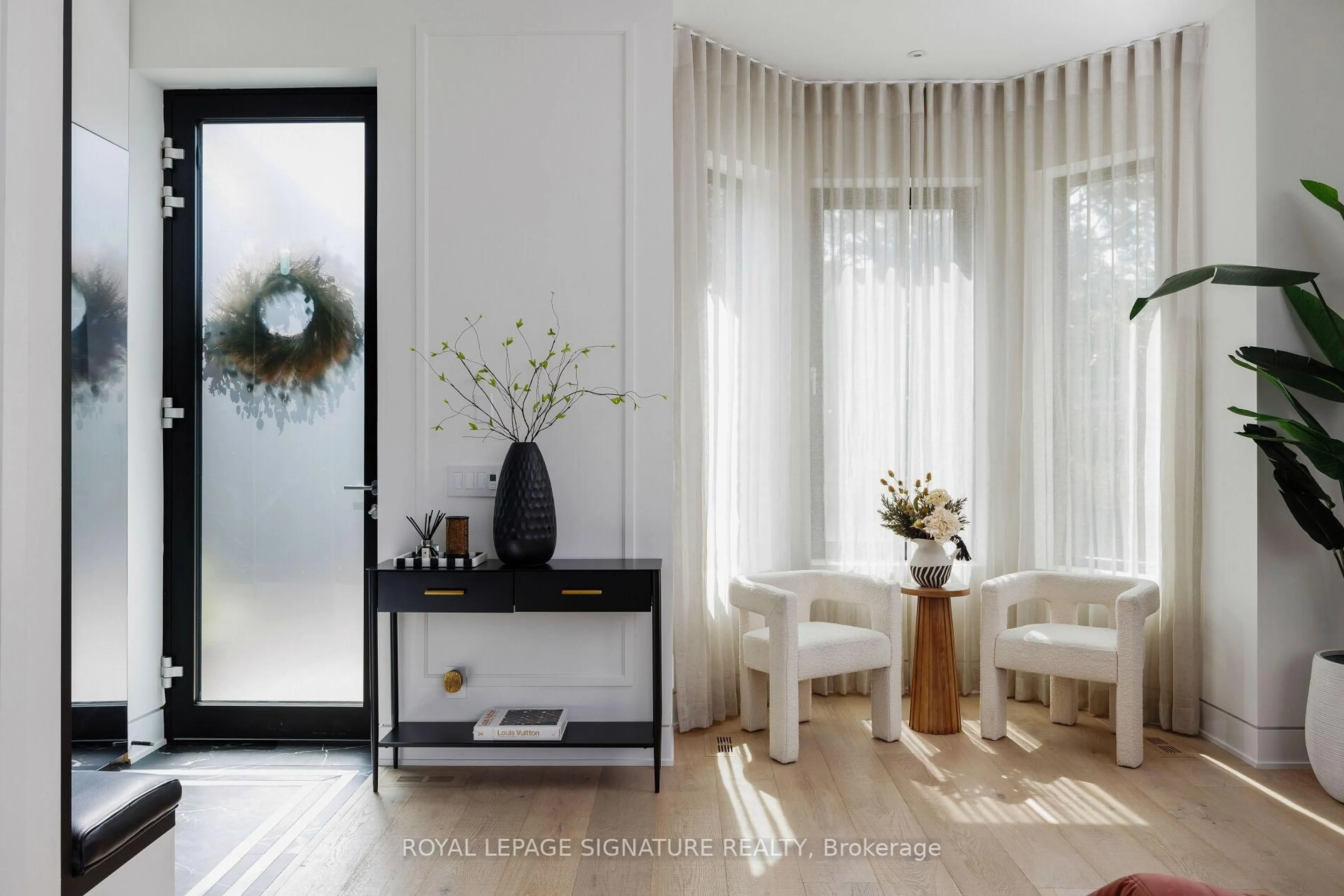 Indoor entryway for 17 Lakeview Ave, Toronto Ontario M6J 3B2