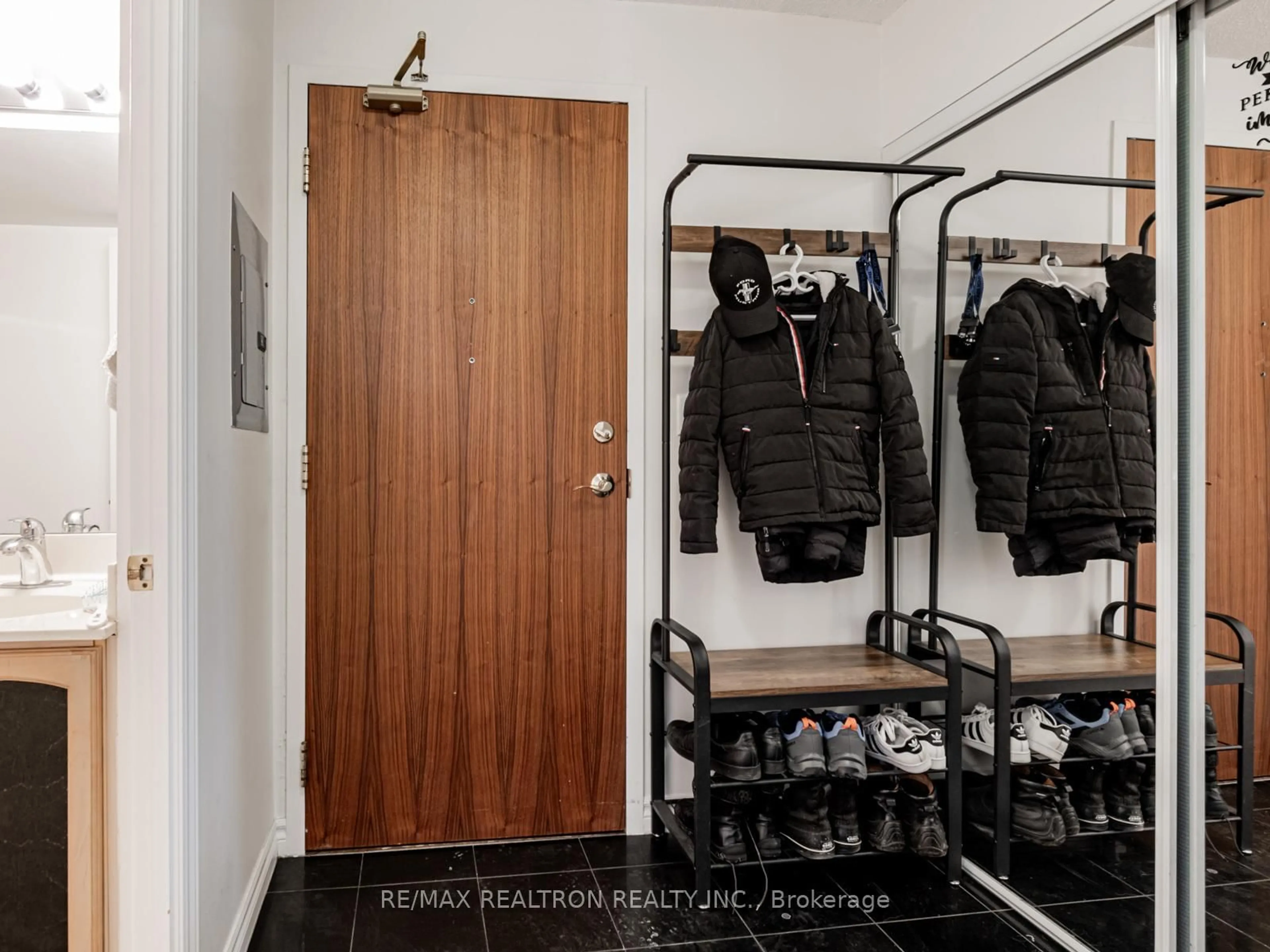 Indoor entryway for 3830 Bathurst St #512, Toronto Ontario M3H 6C5