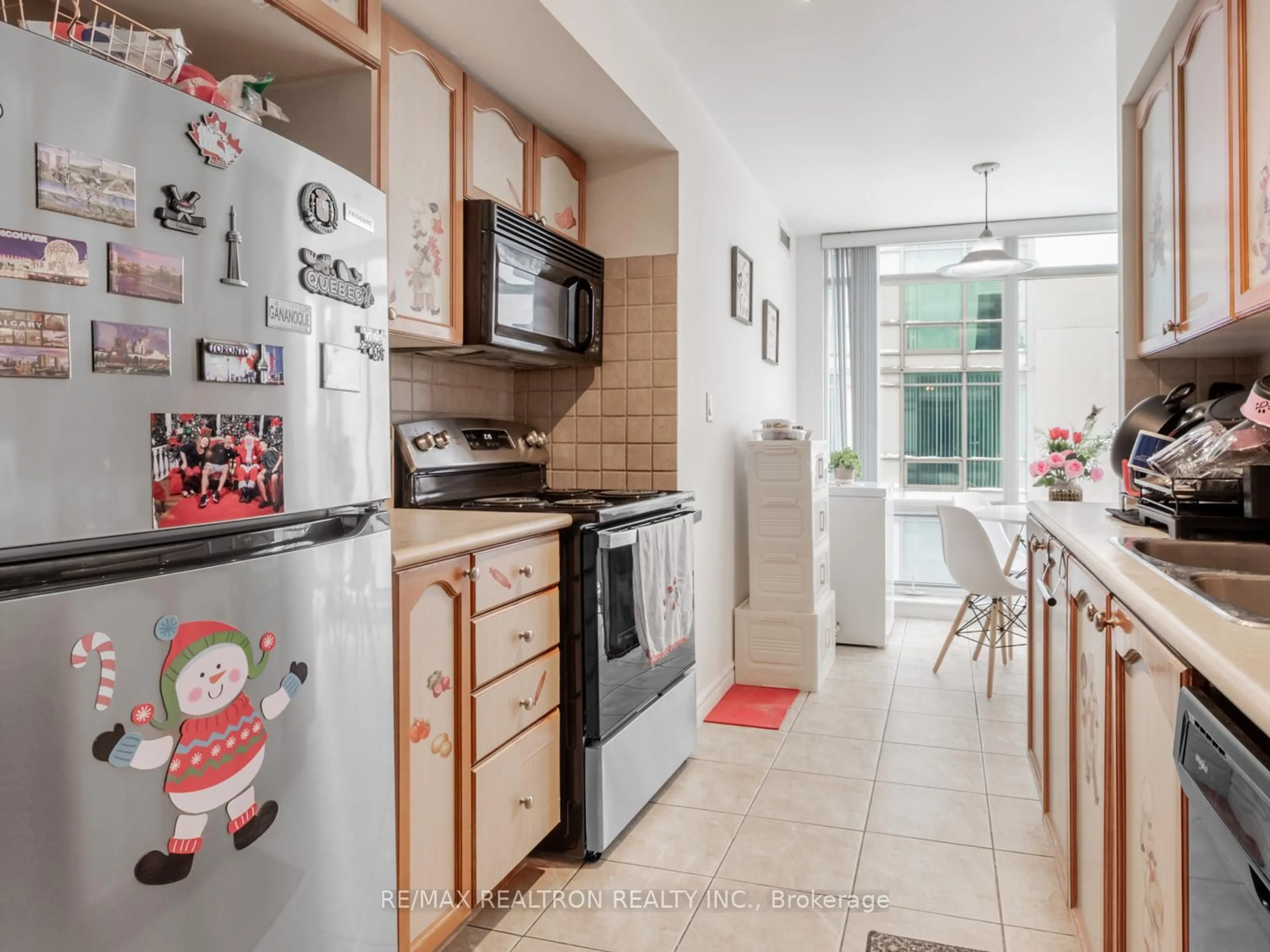Standard kitchen, ceramic/tile floor for 3830 Bathurst St #512, Toronto Ontario M3H 6C5
