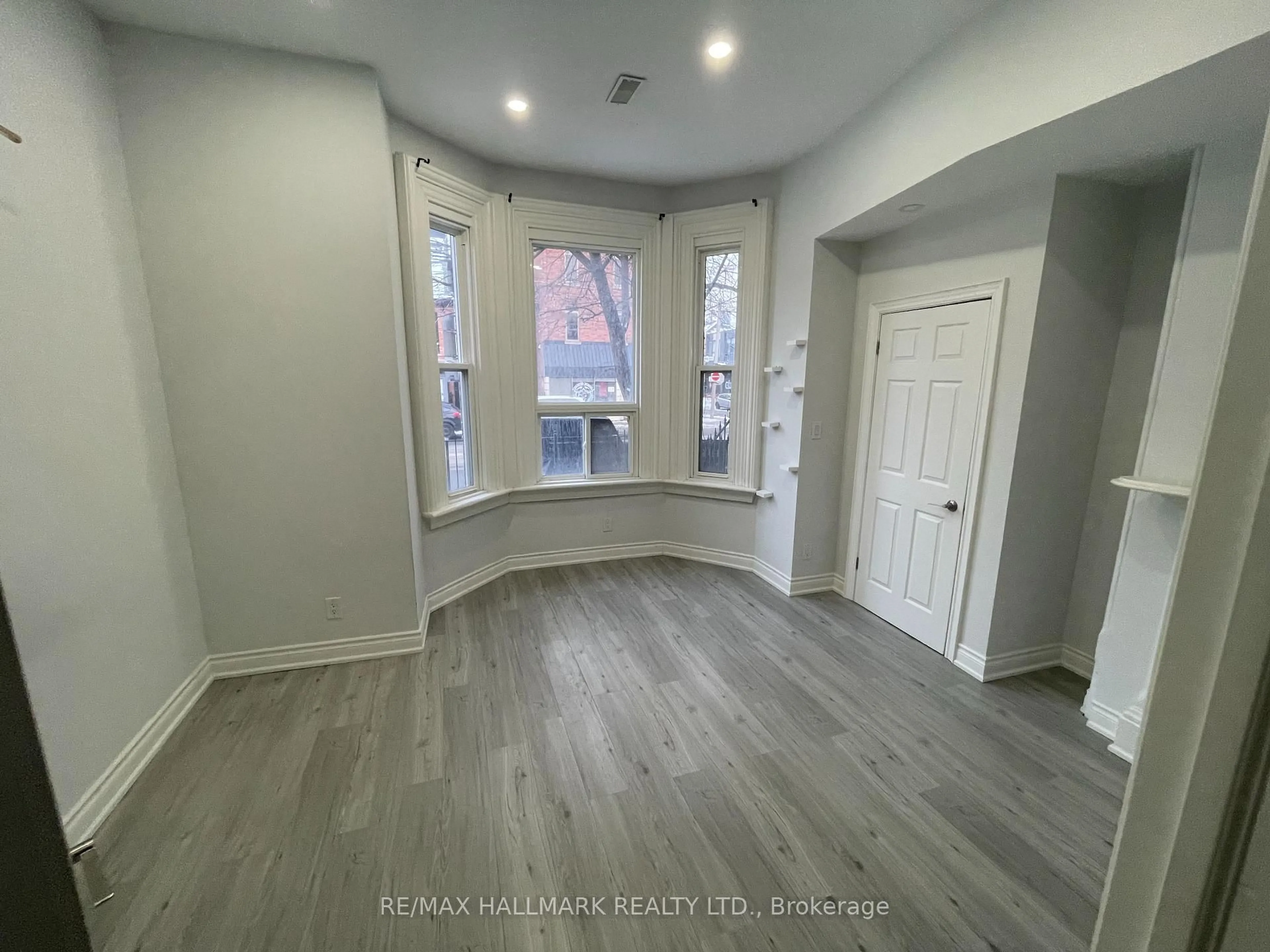 A pic of a room for 414 Dundas St, Toronto Ontario M5A 2A8