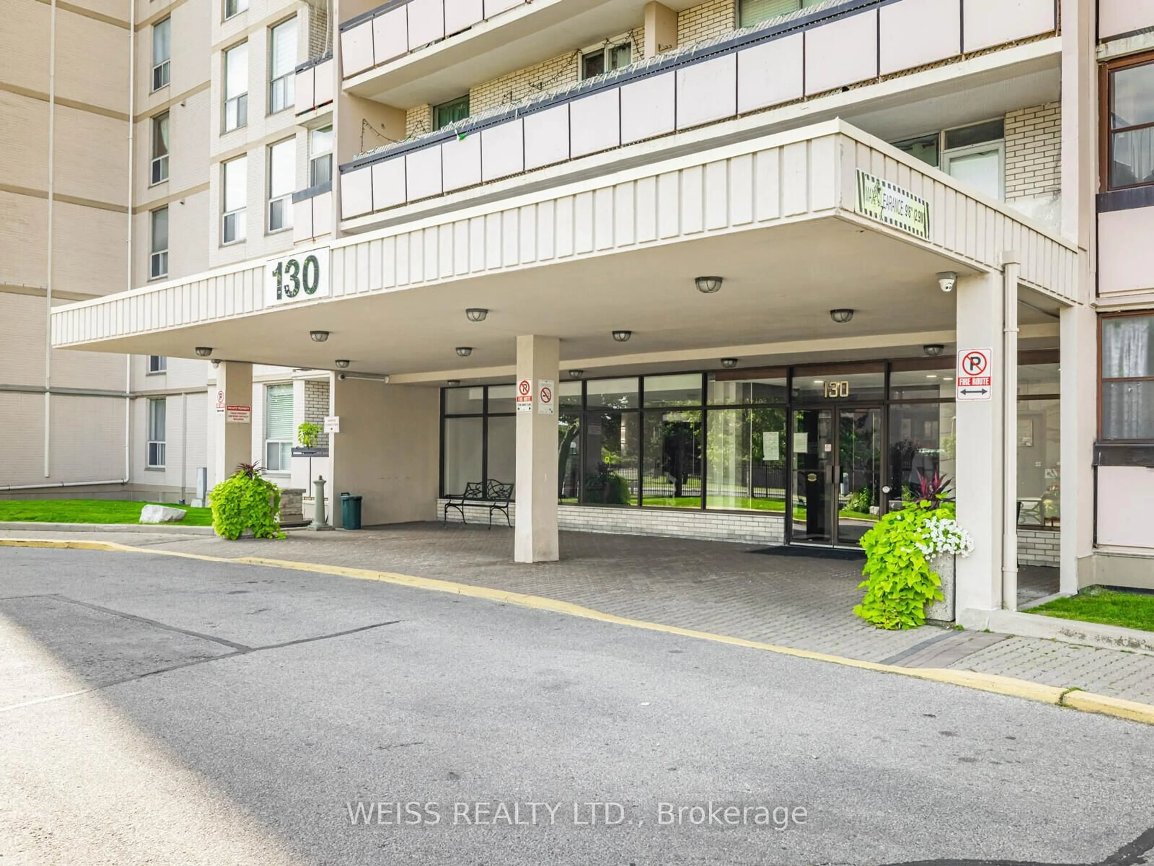 Indoor foyer for 130 Neptune Dr #301, Toronto Ontario M6A 1X5