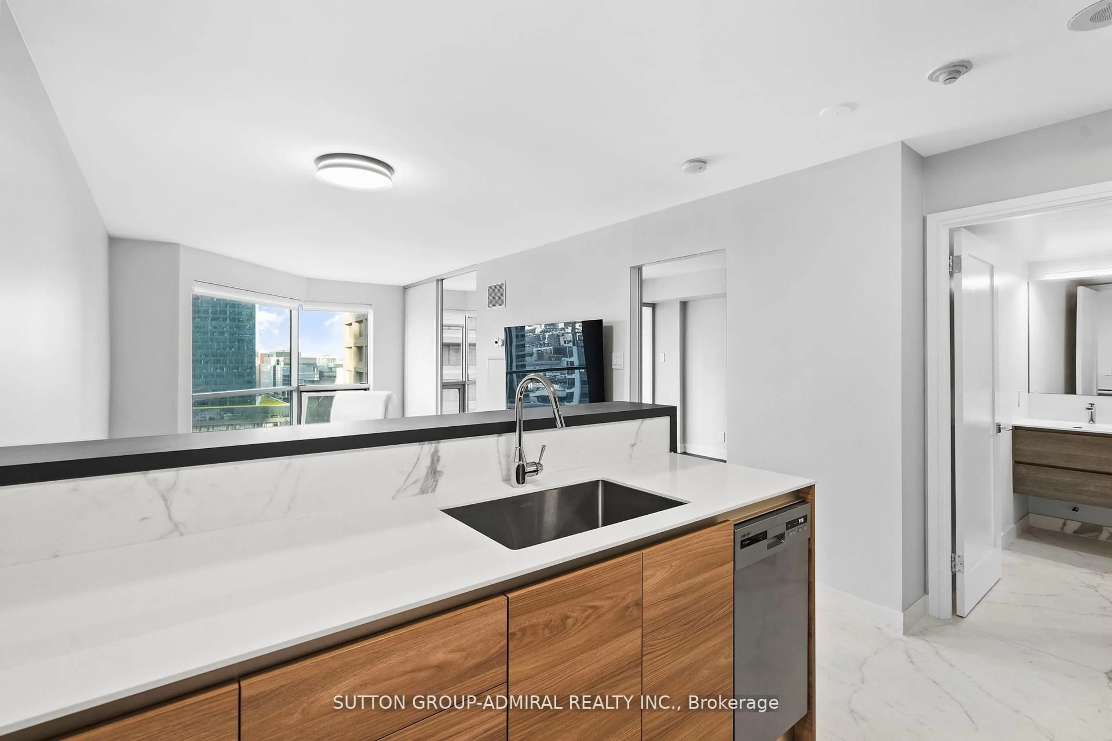 Standard kitchen, ceramic/tile floor for 10 Yonge St #1910, Toronto Ontario M5E 1R4