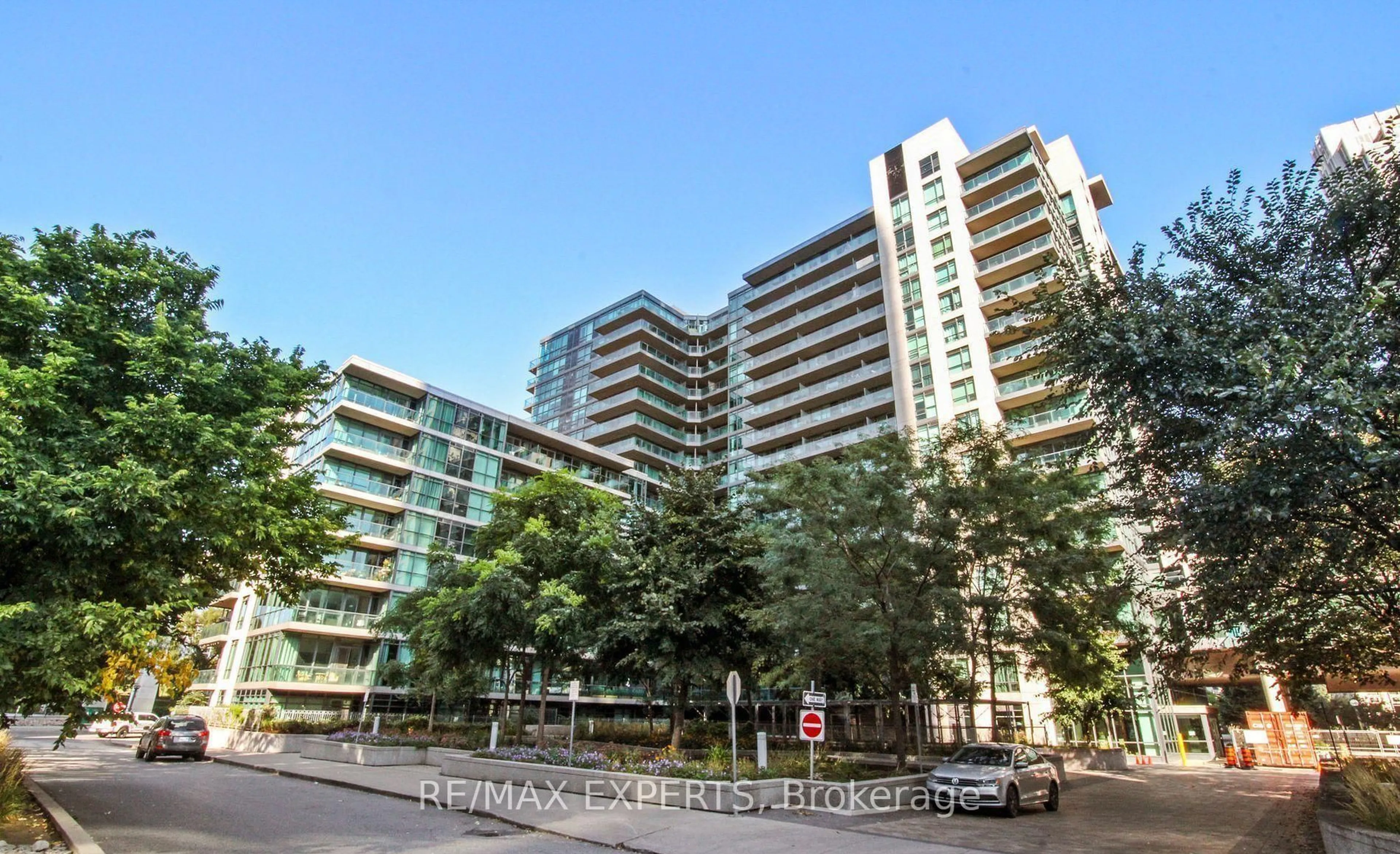 A pic from outside/outdoor area/front of a property/back of a property/a pic from drone, city buildings view from balcony for 209 Fort York Blvd #355, Toronto Ontario M5V 4A1