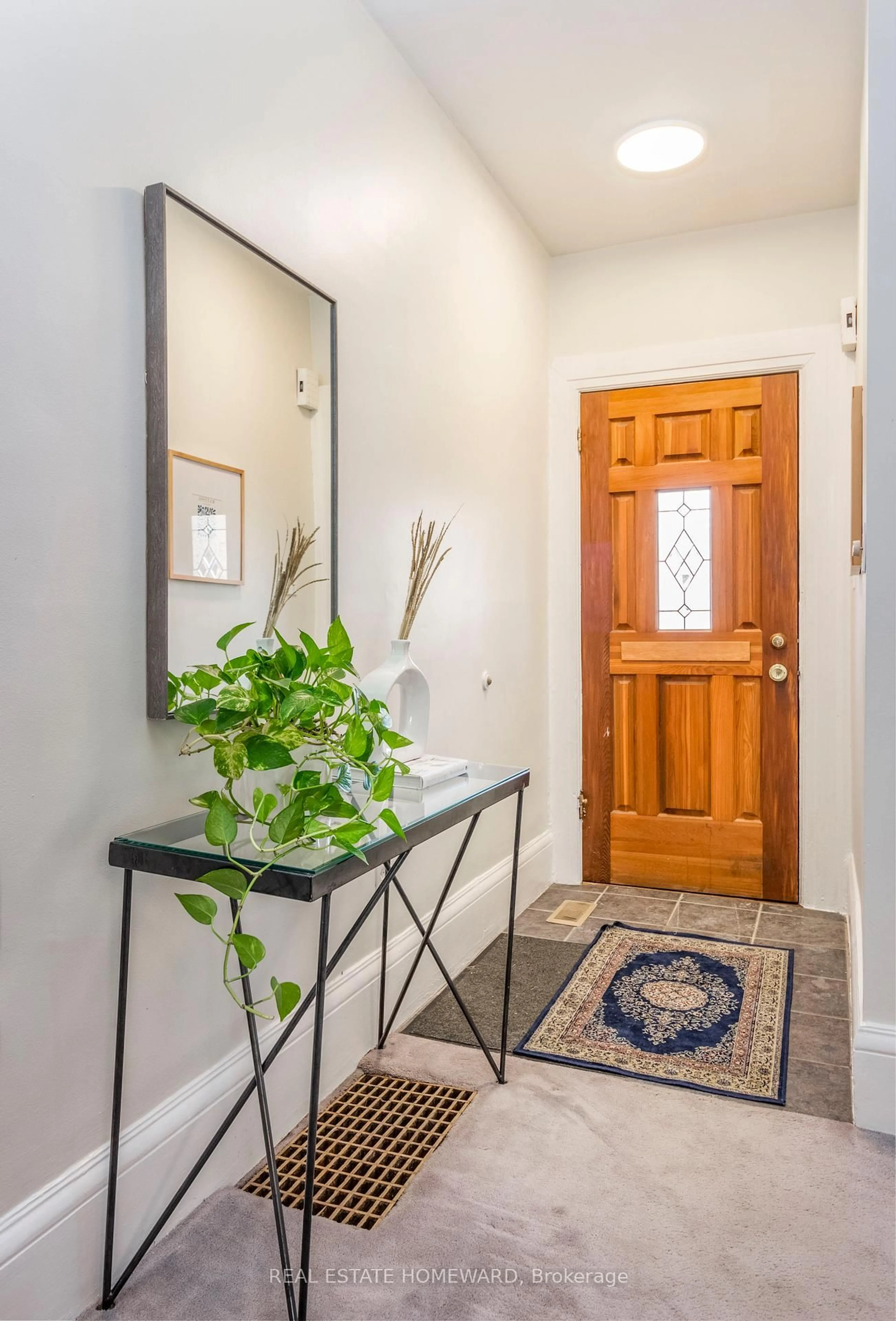 Indoor entryway for 487 Davisville Ave, Toronto Ontario M4S 1J2