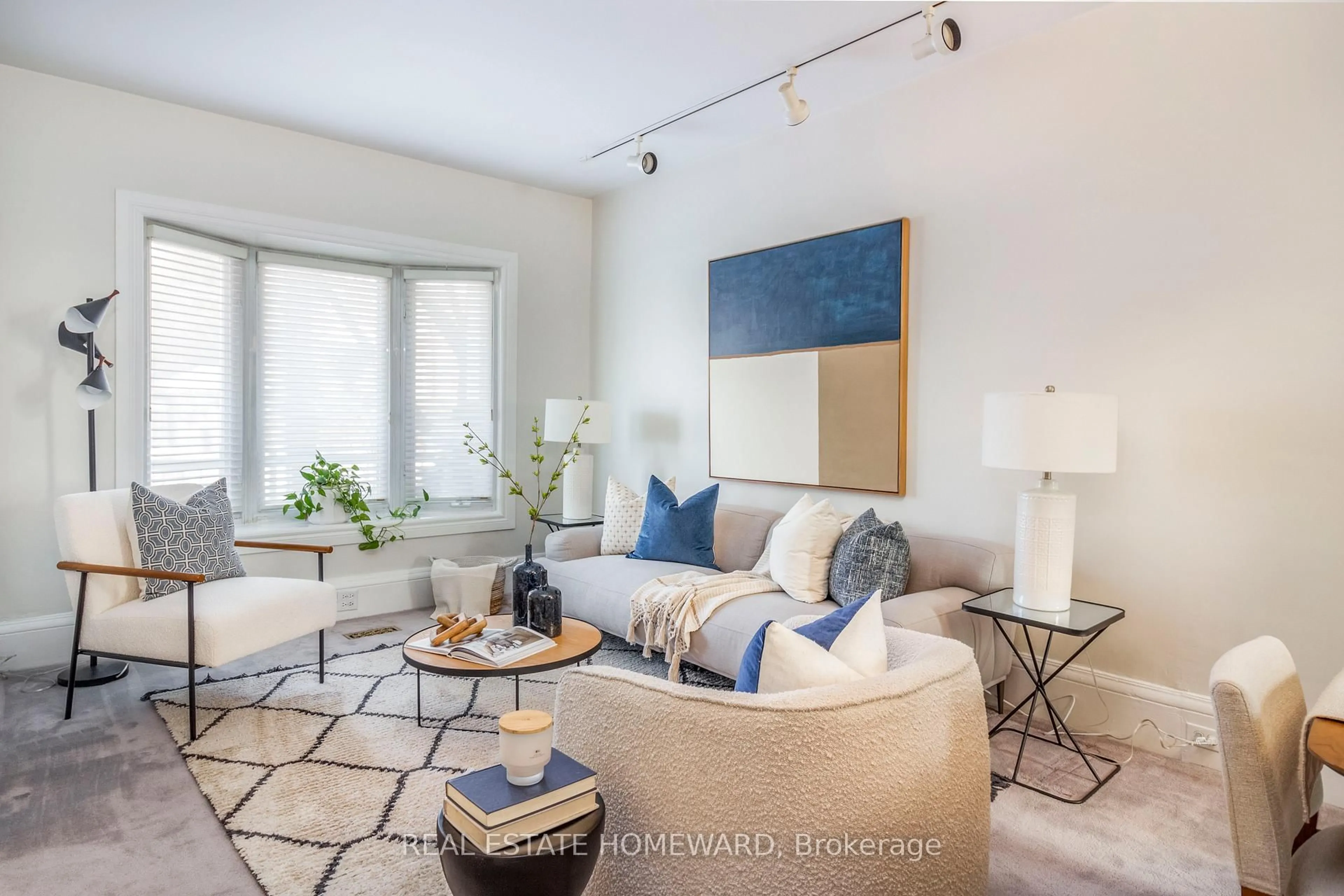 Living room with furniture, unknown for 487 Davisville Ave, Toronto Ontario M4S 1J2