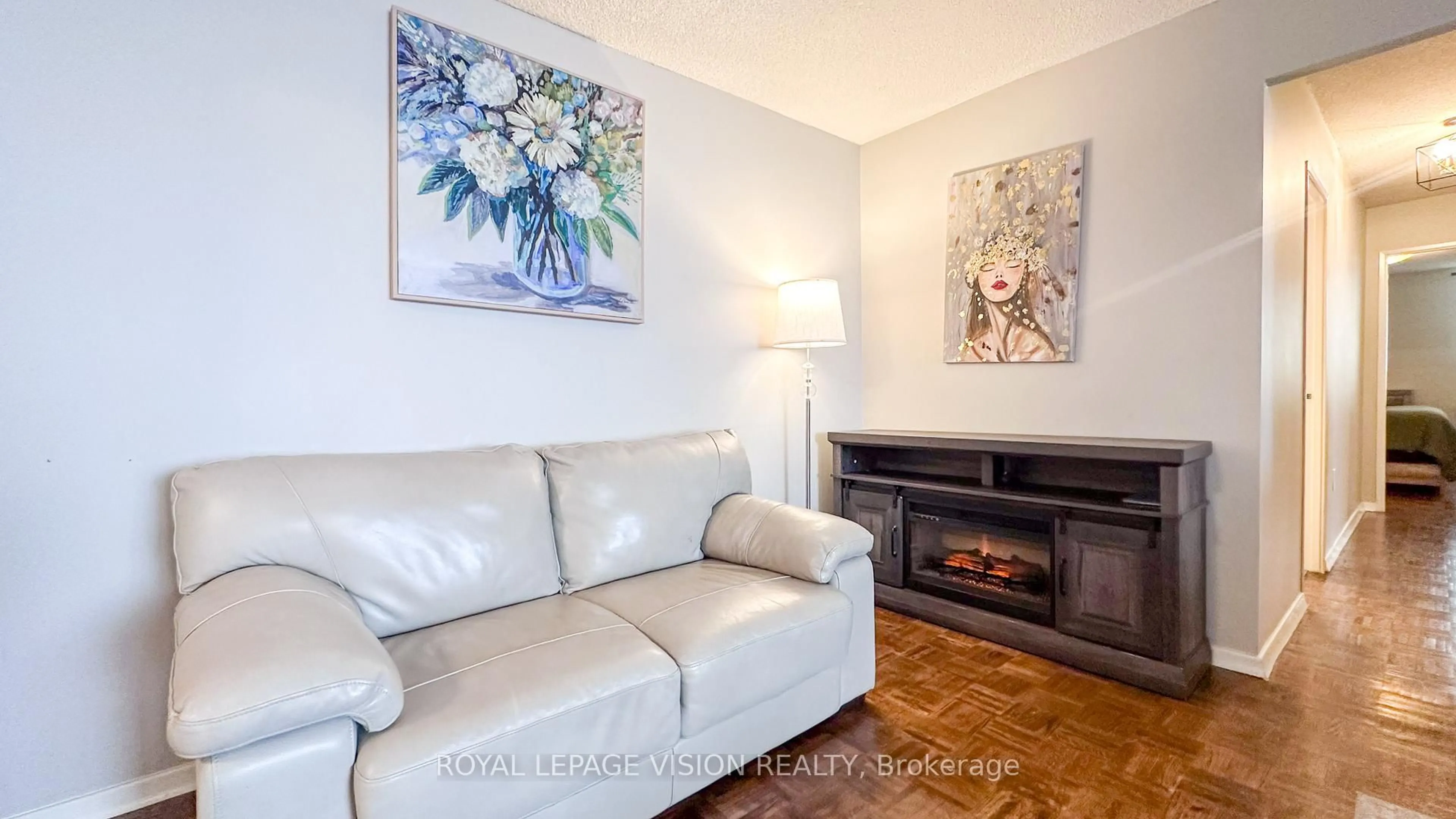 Living room with furniture, wood/laminate floor for 75 Graydon Hall Dr #1501, Toronto Ontario M3A 3M5