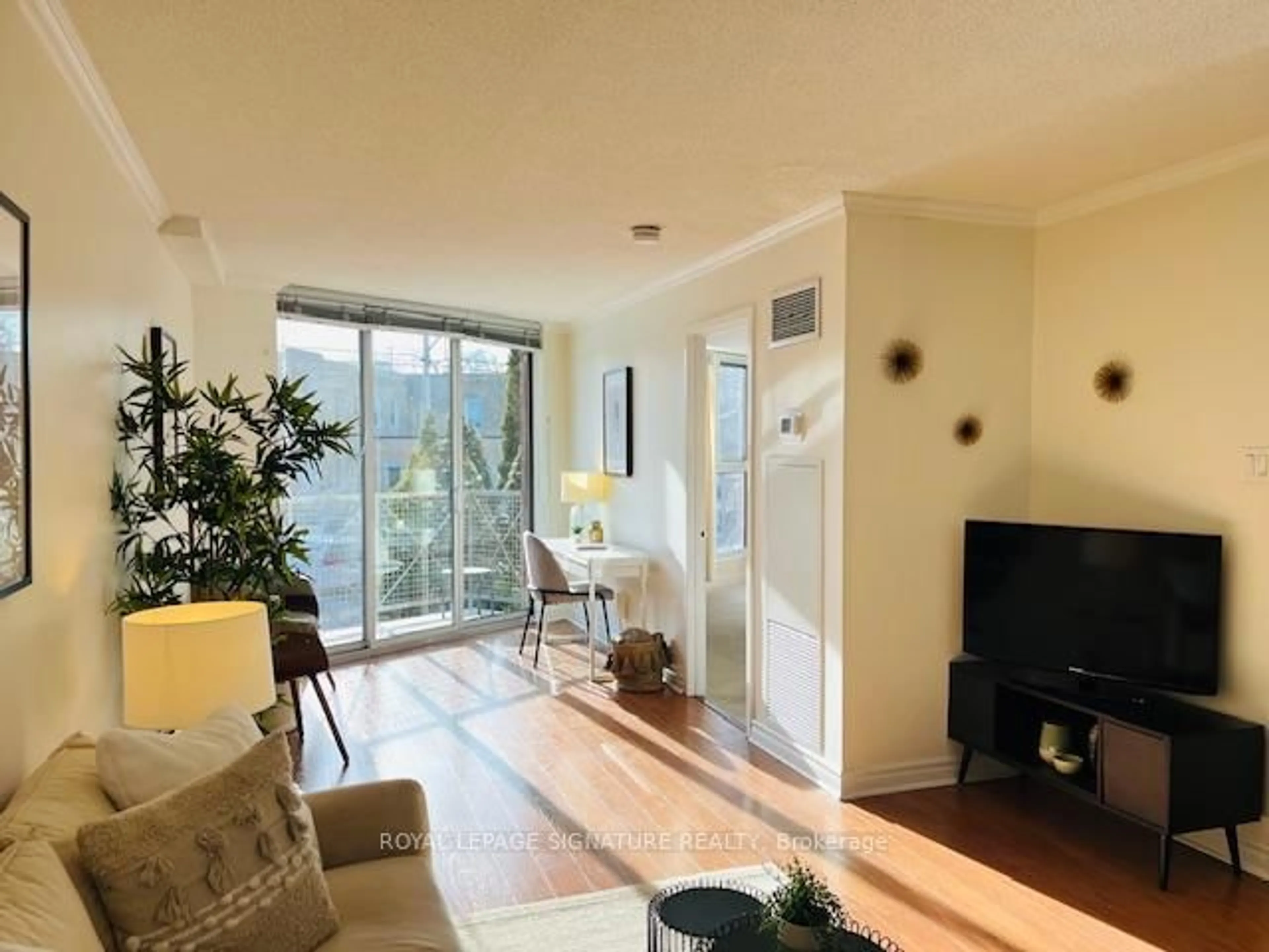 Unknown for 356 McRae Dr #206, Toronto Ontario M4G 4G4