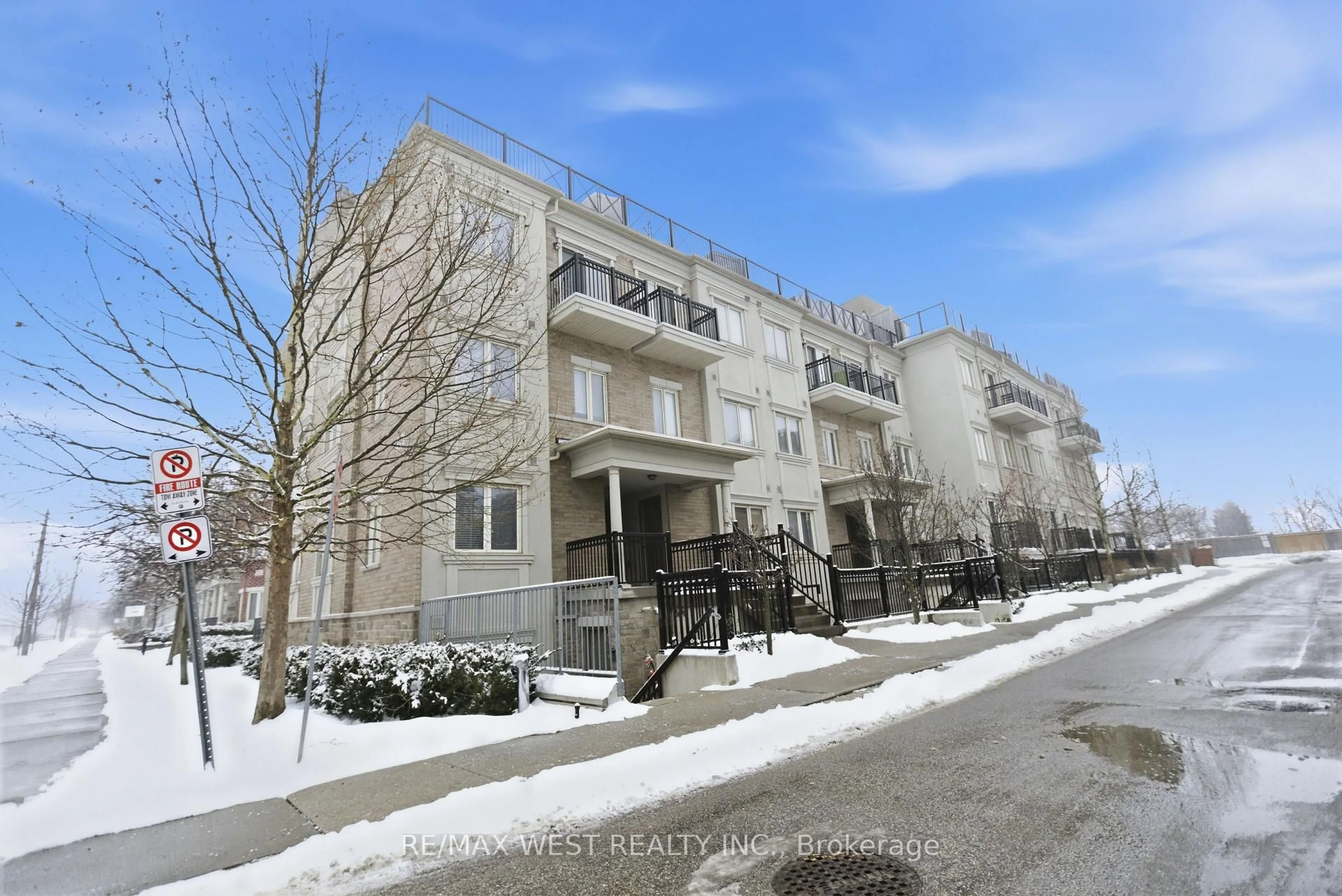 Patio, street for 19 Coneflower Cres #254, Toronto Ontario M2R 0B5