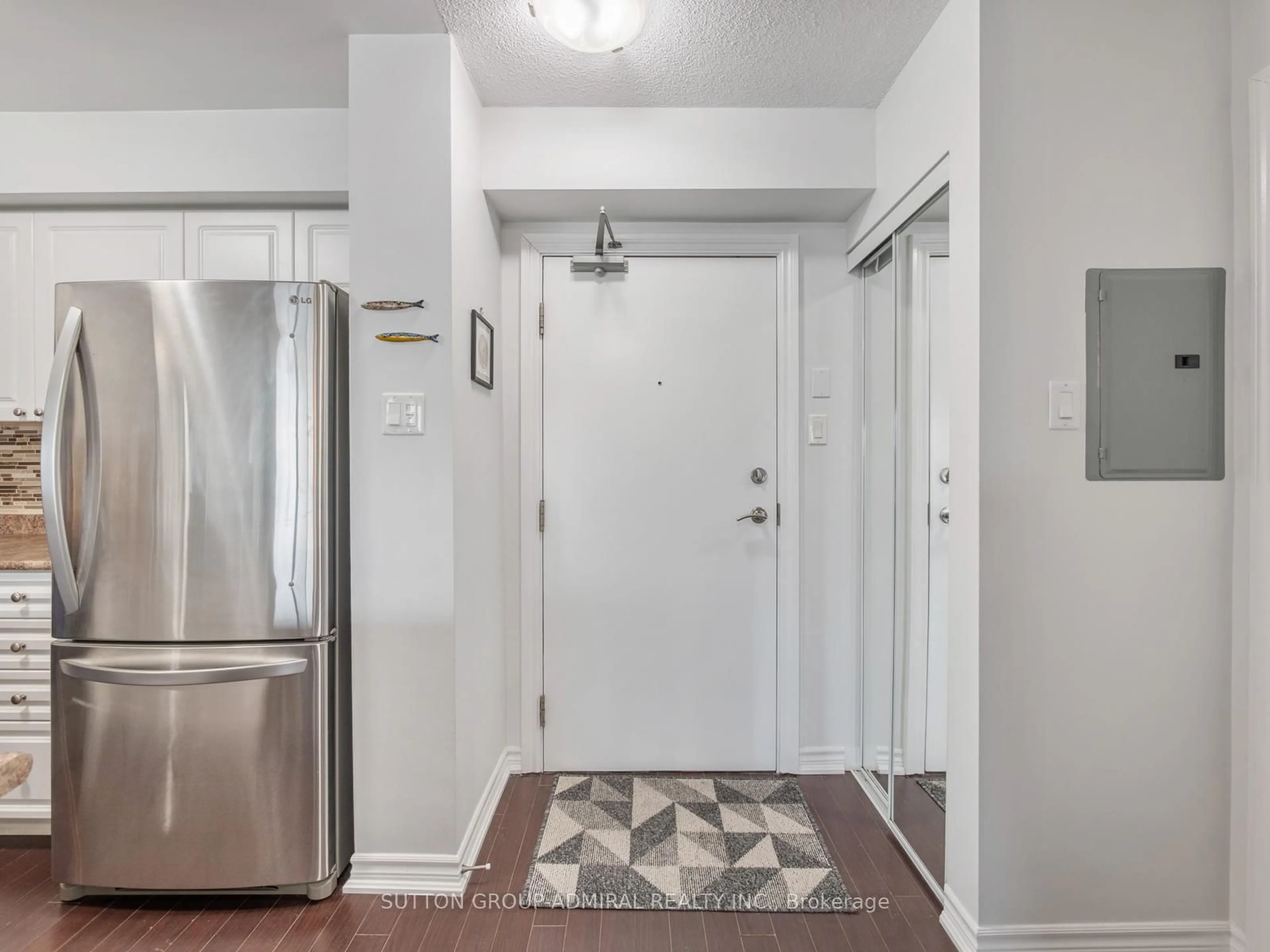 Indoor entryway for 920 Sheppard Ave #201, Toronto Ontario M3H 0A2