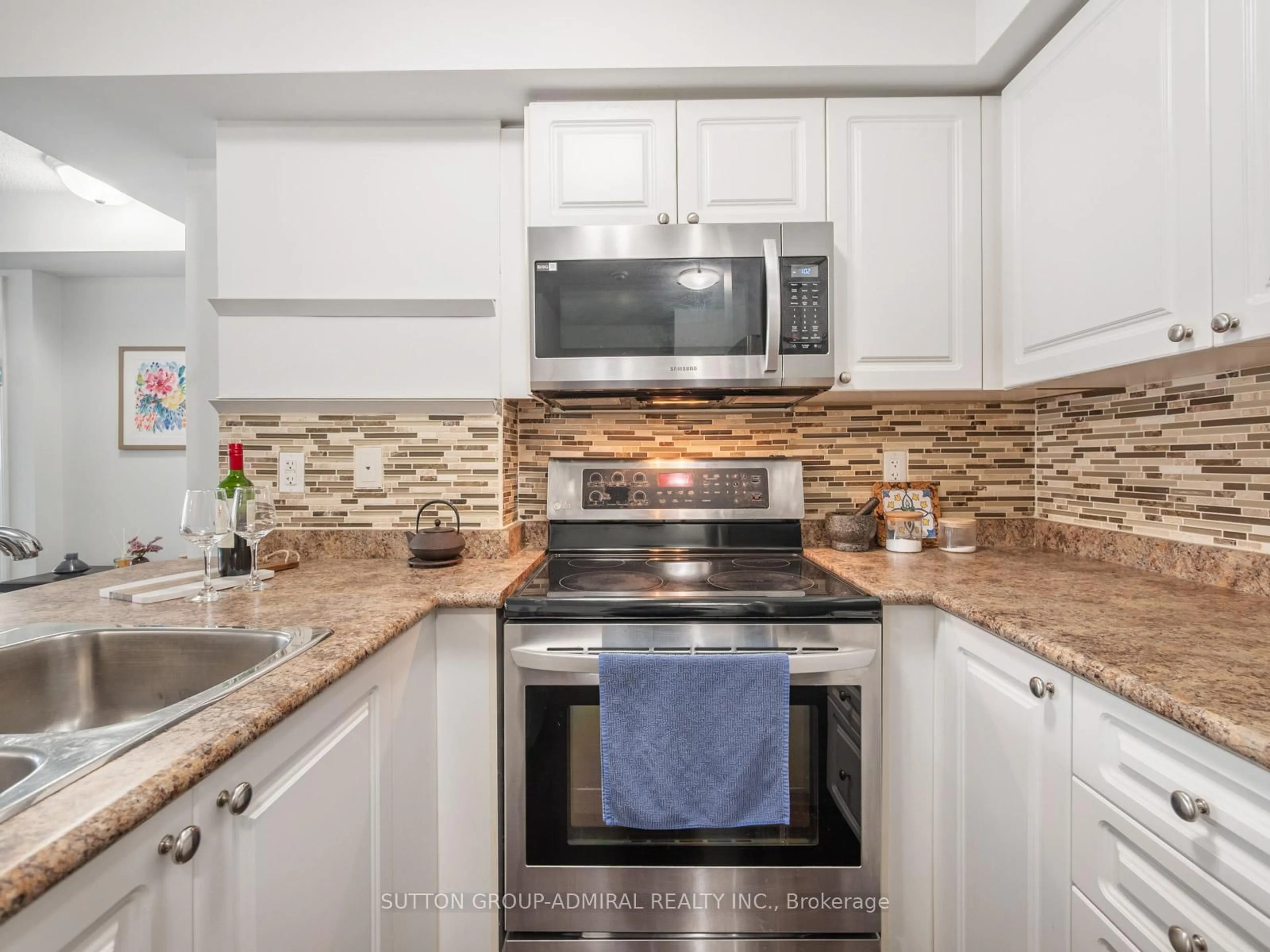 Standard kitchen, ceramic/tile floor for 920 Sheppard Ave #201, Toronto Ontario M3H 0A2