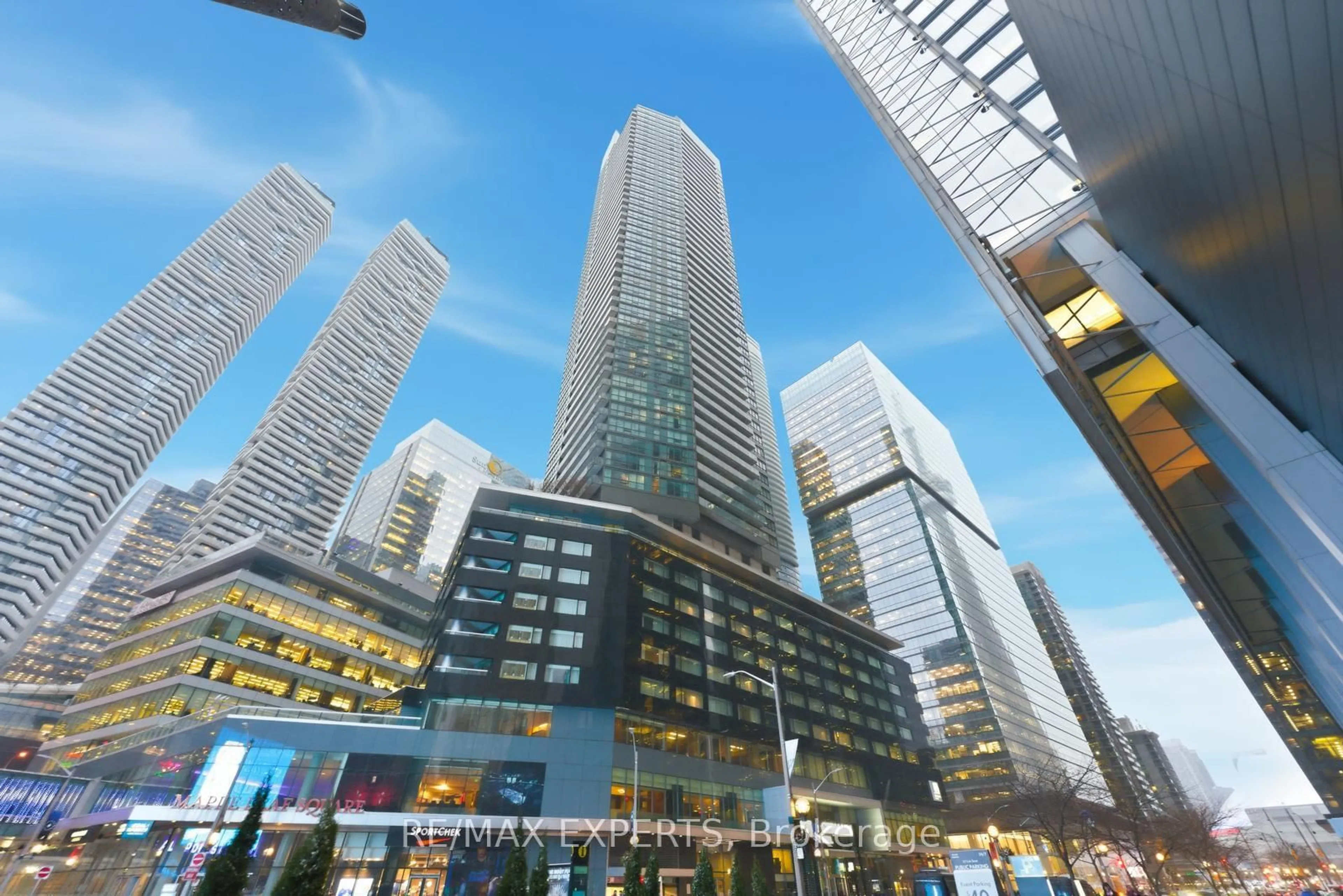 Blurry image for 55 Bremner Blvd #2405, Toronto Ontario M5J 0A6