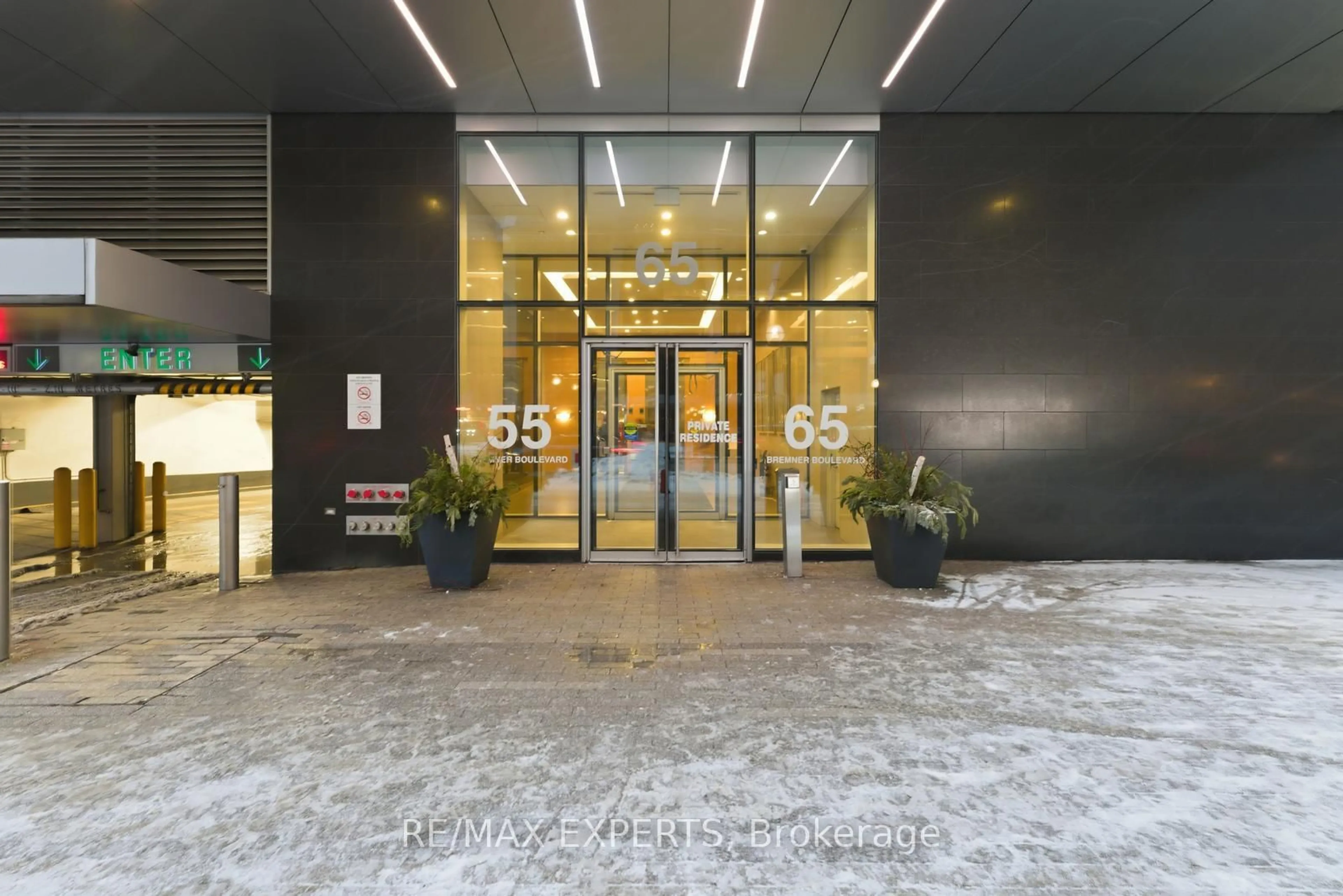 Indoor foyer for 55 Bremner Blvd #2405, Toronto Ontario M5J 0A6