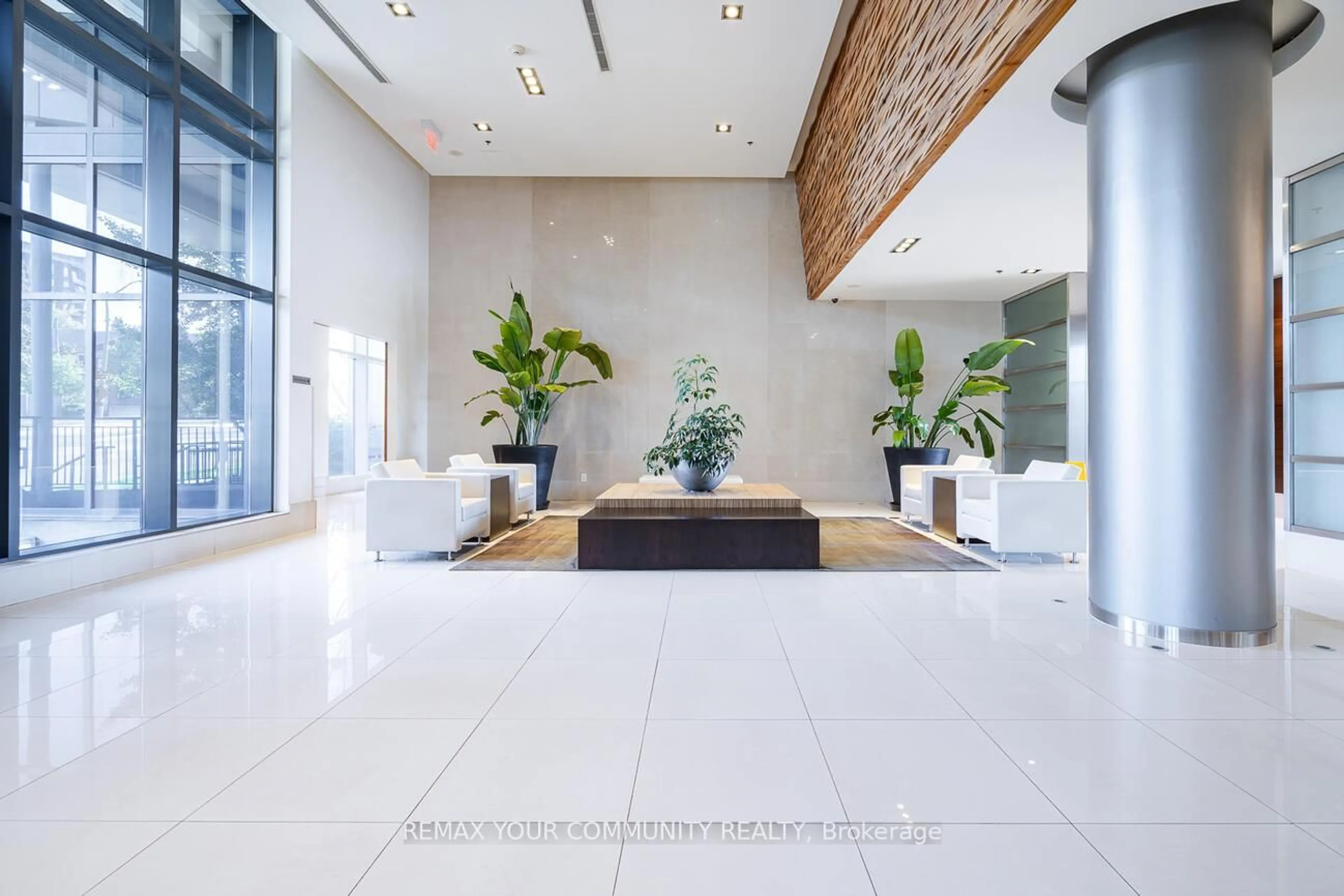 Indoor foyer for 2885 Bayview Ave #913, Toronto Ontario M2K 0A3