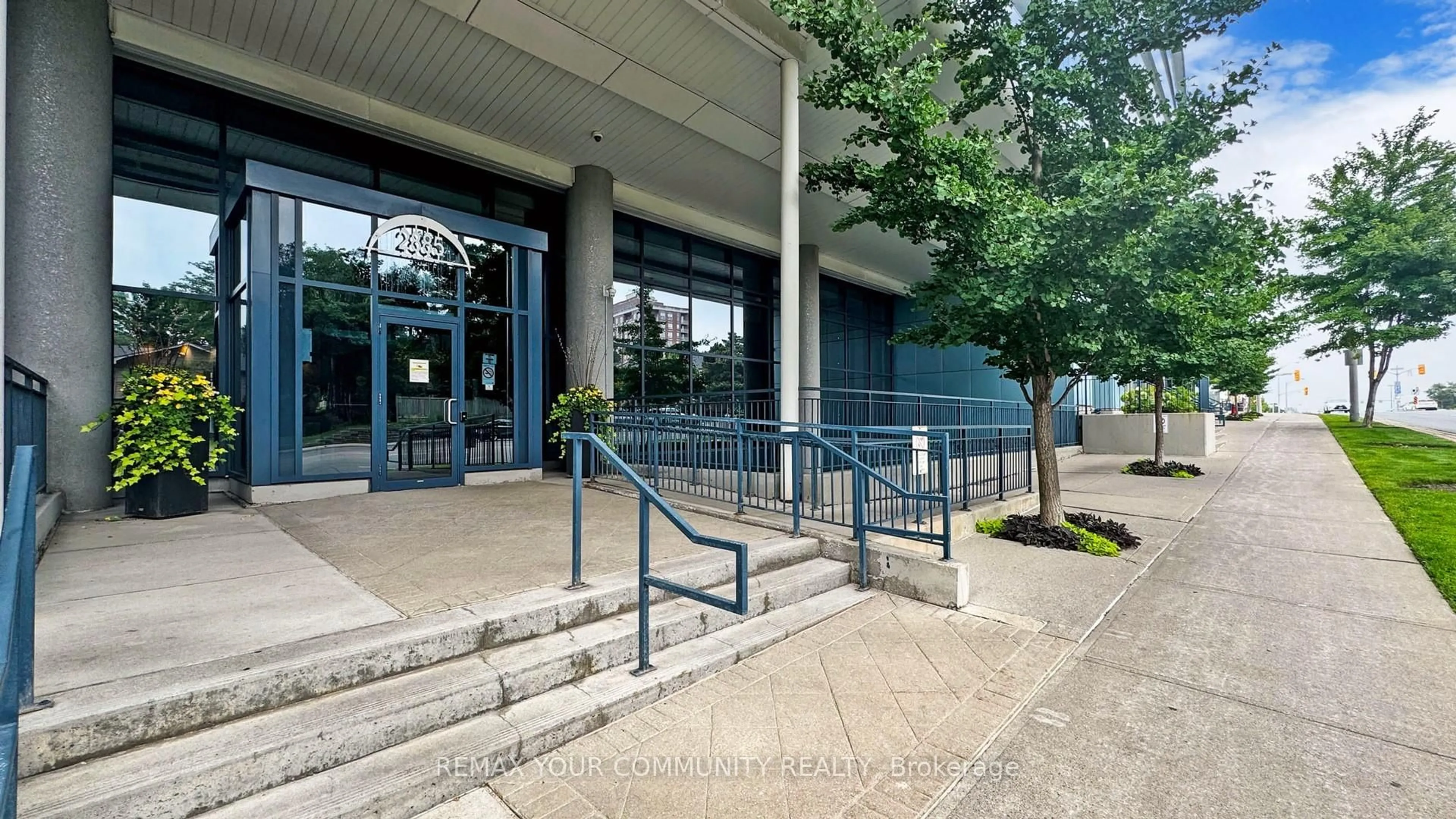 Indoor foyer for 2885 Bayview Ave #913, Toronto Ontario M2K 0A3