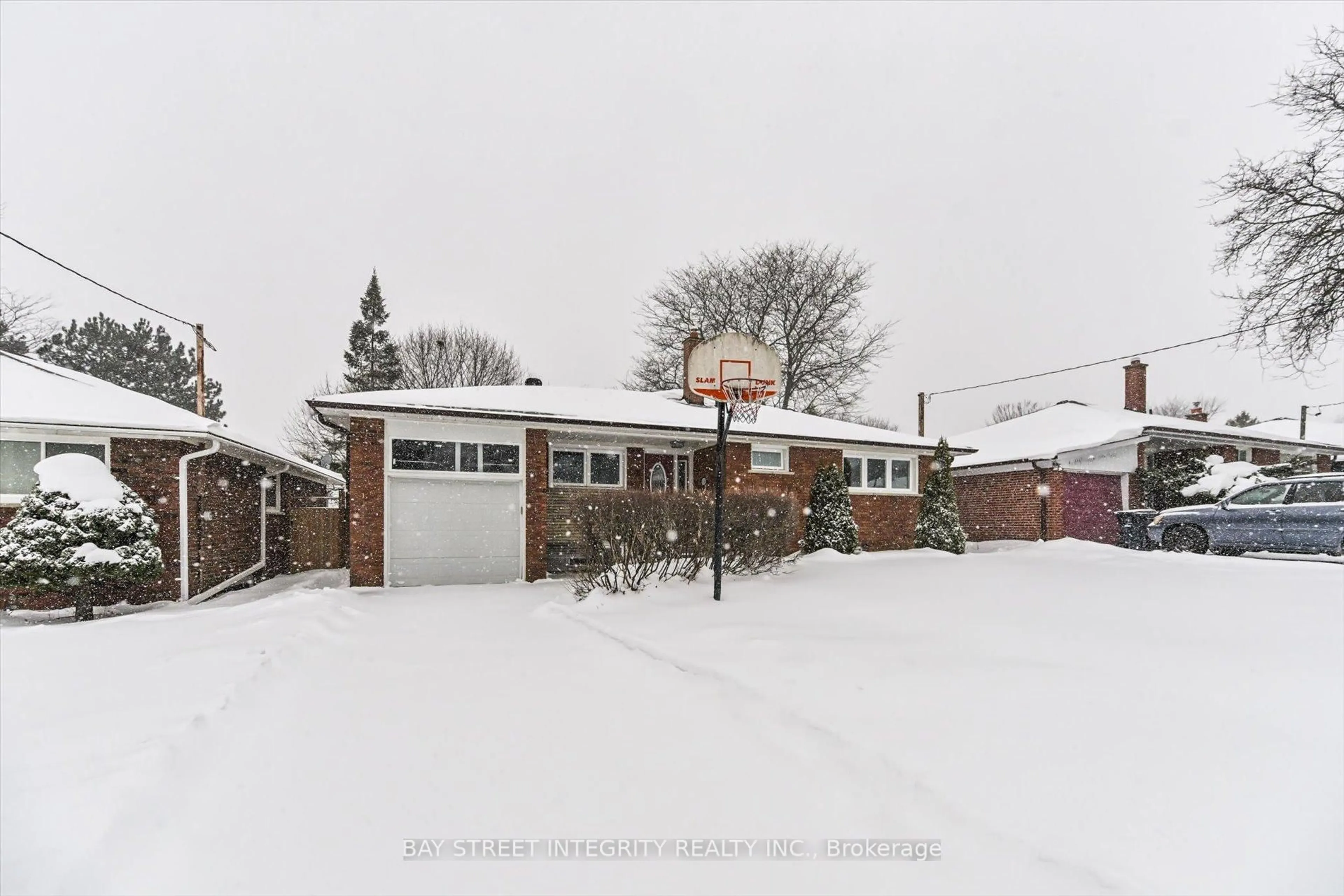 A pic from outside/outdoor area/front of a property/back of a property/a pic from drone, street for 16 Shaunavon Heights Cres, Toronto Ontario M3A 2P4