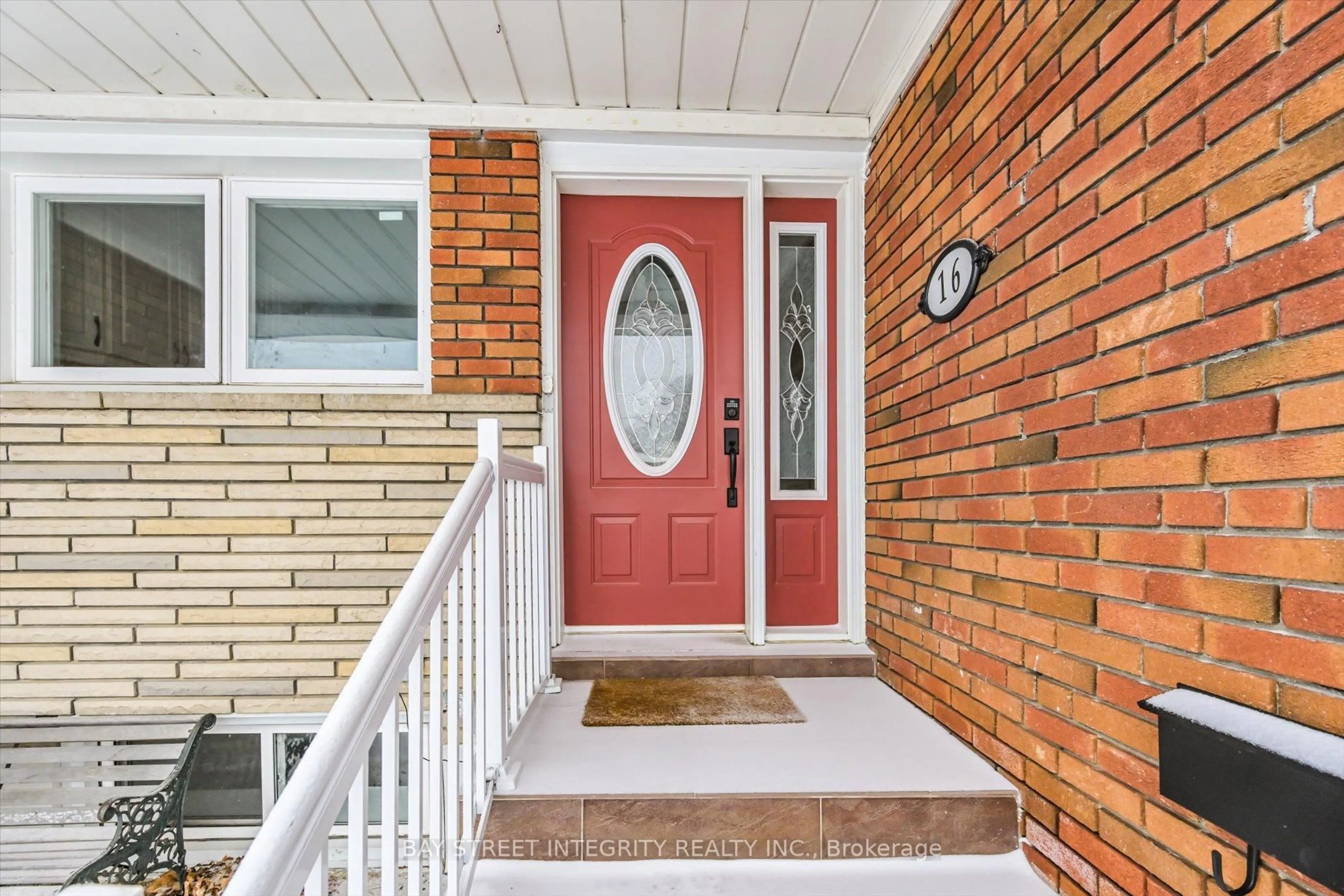 Indoor entryway for 16 Shaunavon Heights Cres, Toronto Ontario M3A 2P4