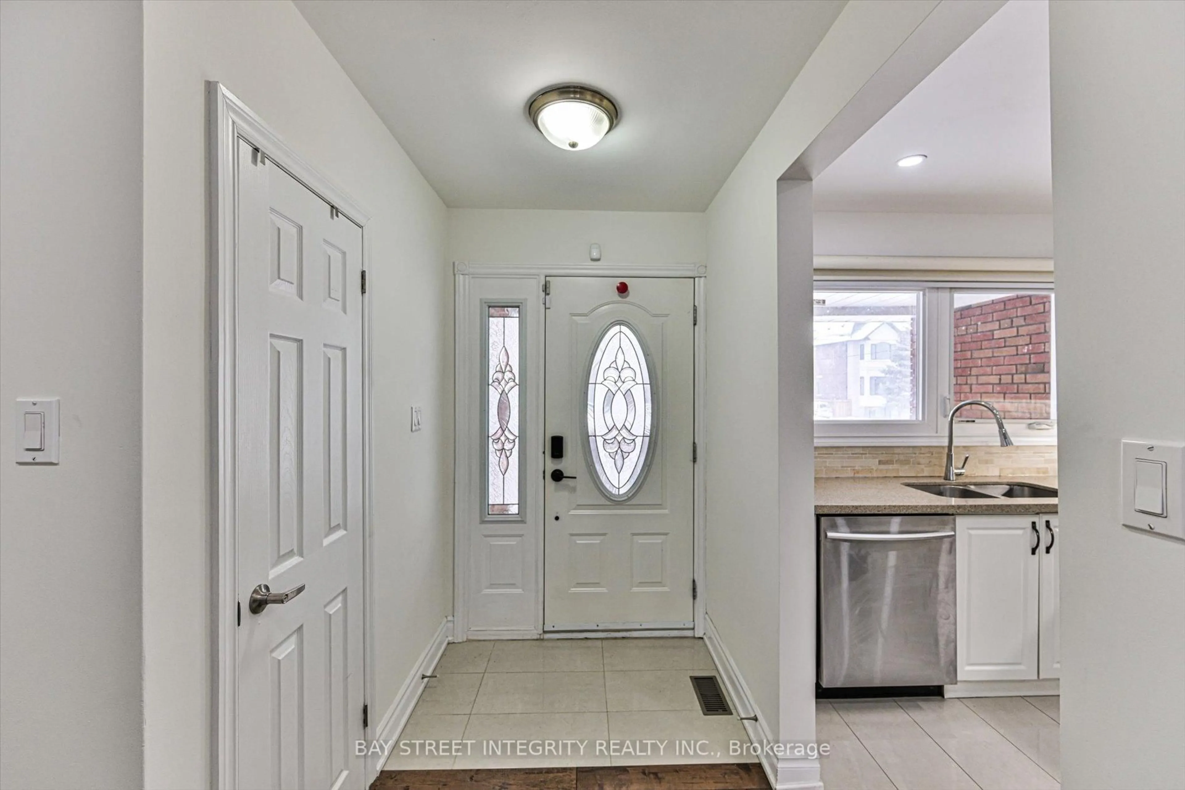 Indoor entryway for 16 Shaunavon Heights Cres, Toronto Ontario M3A 2P4