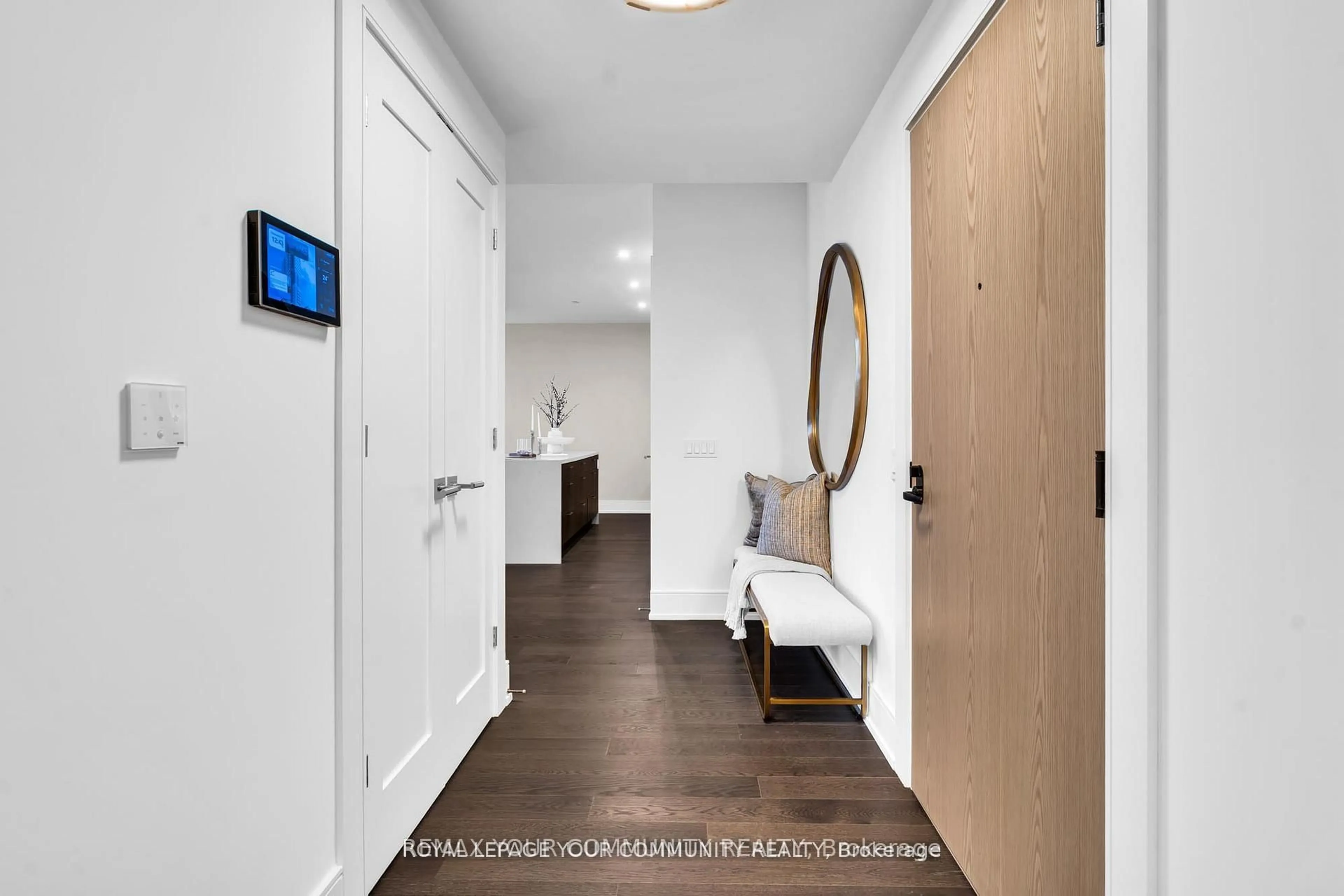 Indoor entryway for 10 Inn on the Park Dr #101, Toronto Ontario M3C 0P9