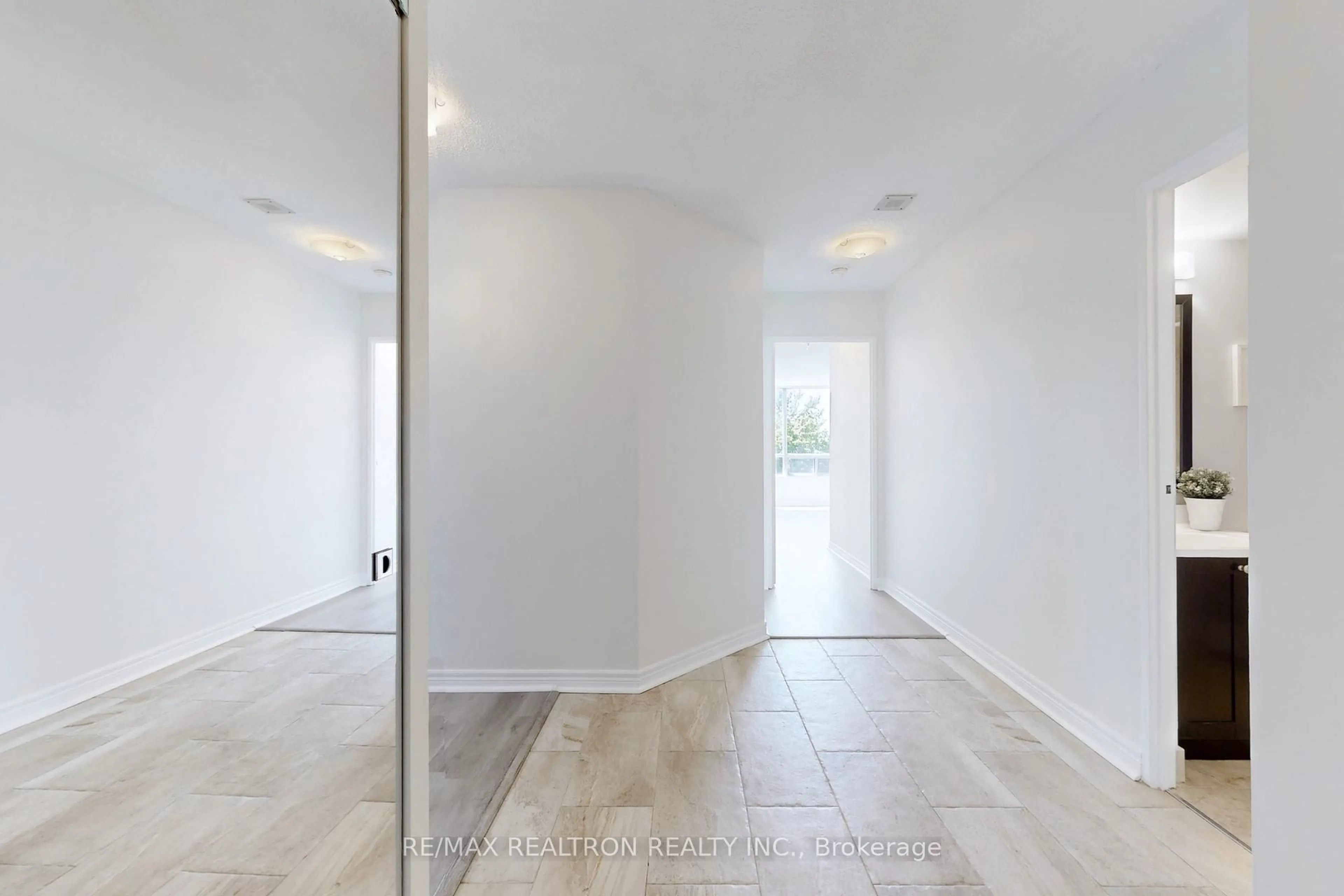 Unknown for 1131 Steeles Ave #407, Toronto Ontario M2R 3W8