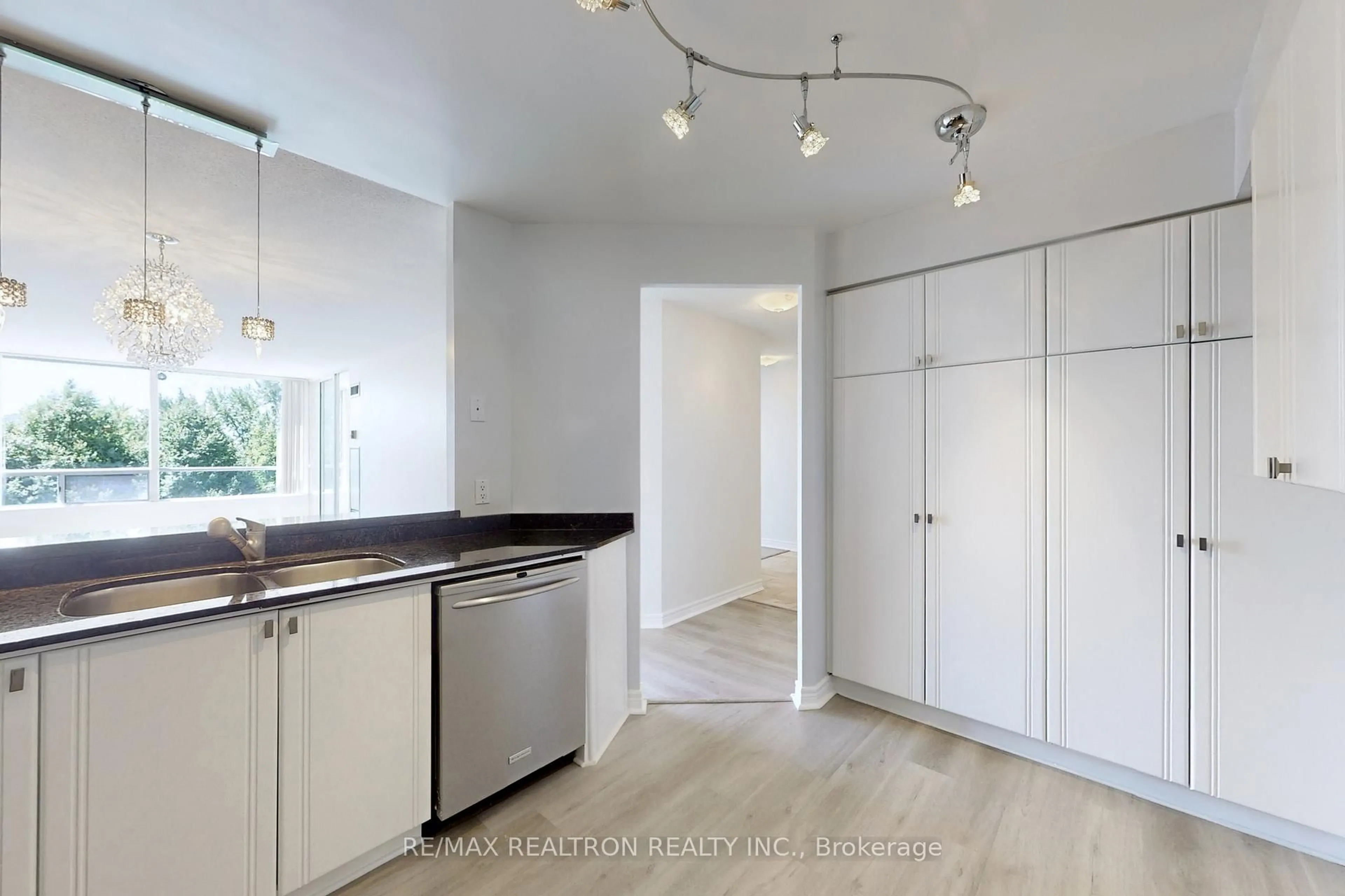 Unknown for 1131 Steeles Ave #407, Toronto Ontario M2R 3W8