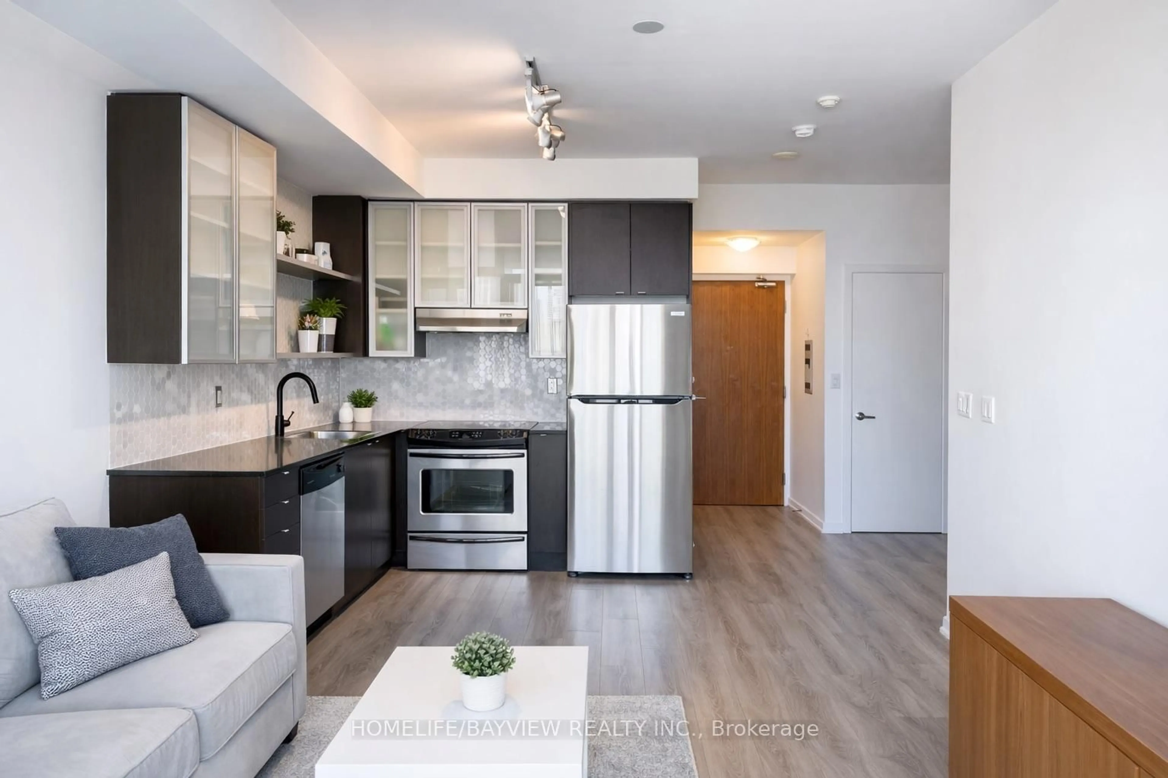 Open concept kitchen, wood/laminate floor for 33 Lombard St #1105, Toronto Ontario M5C 3H8