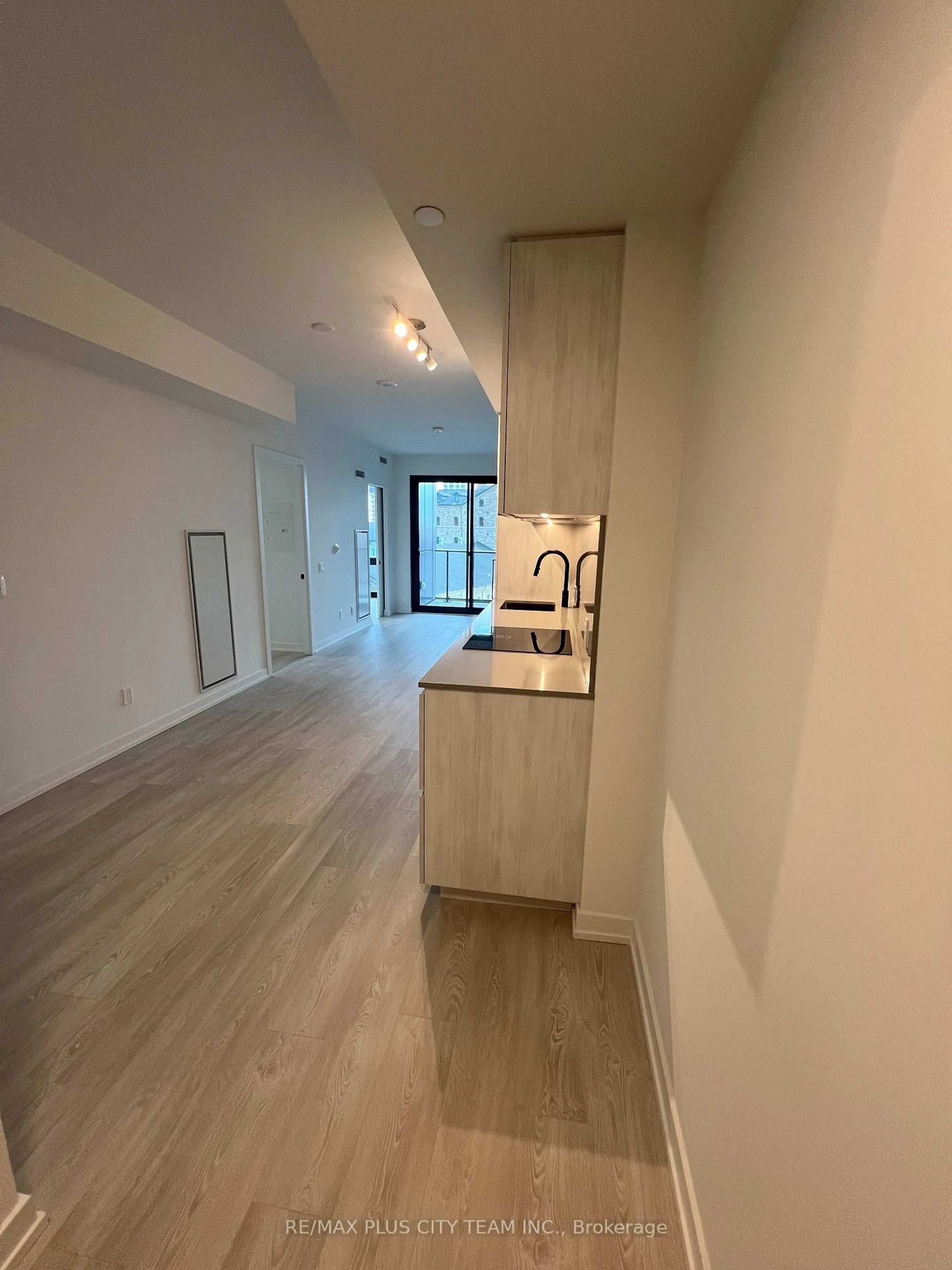 A pic of a room for 33 Parliament St #428, Toronto Ontario M5A 2Y2