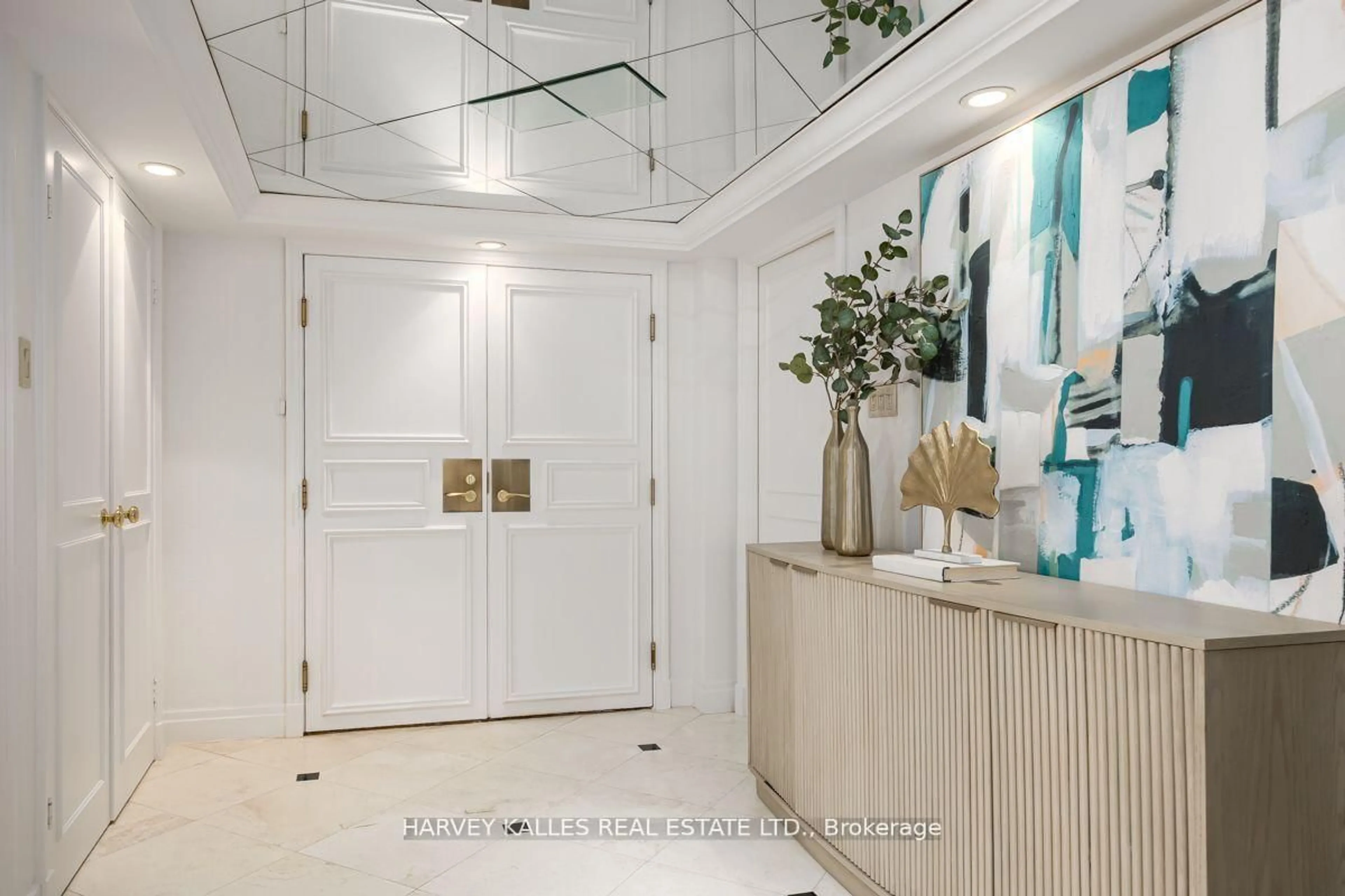 Indoor foyer for 1166 Bay St #2103, Toronto Ontario M5S 2X8