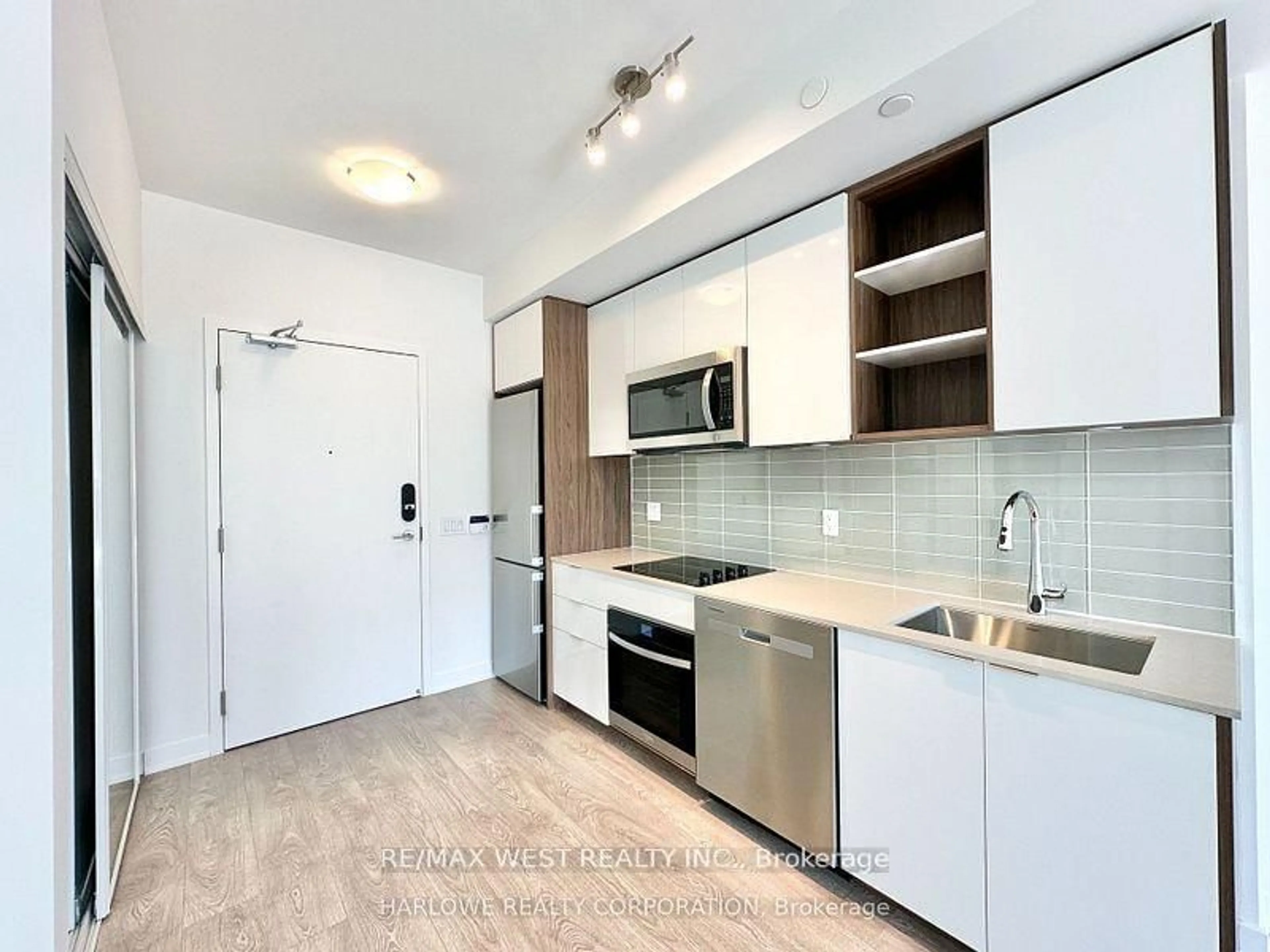 Standard kitchen, unknown for 543 Richmond St #616, Toronto Ontario M5V 0W9