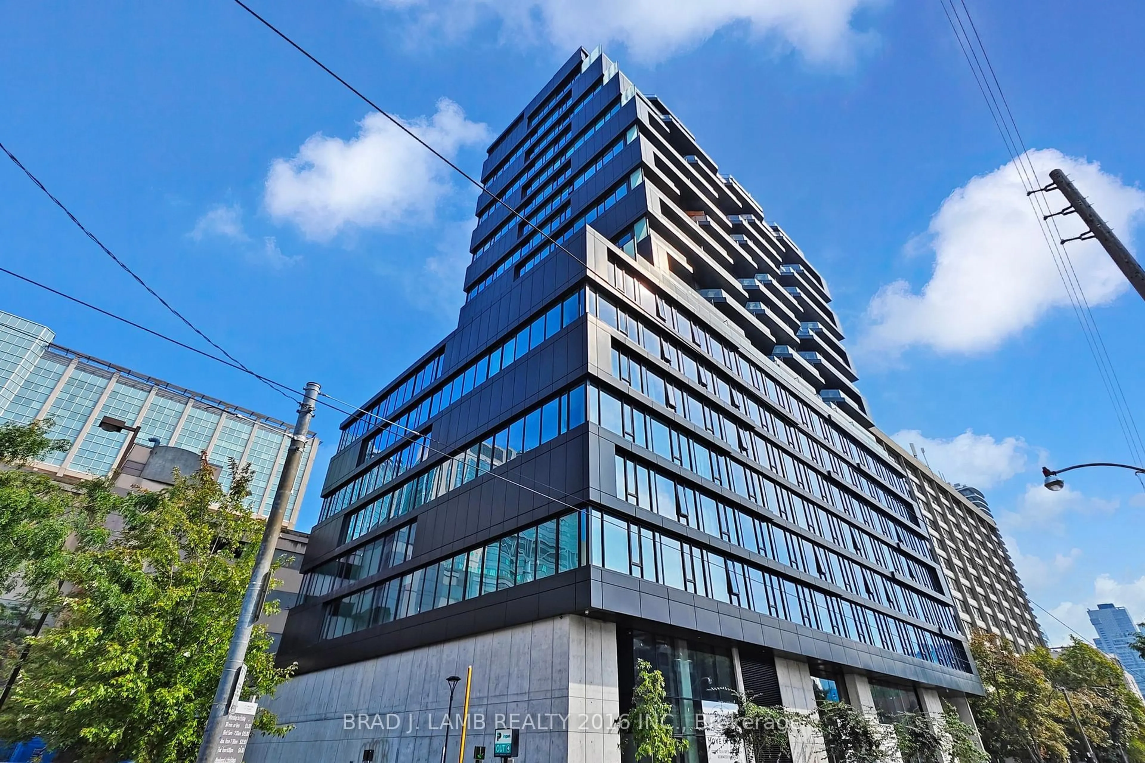 Indoor foyer for 195 McCaul St #913, Toronto Ontario M5T 0E5